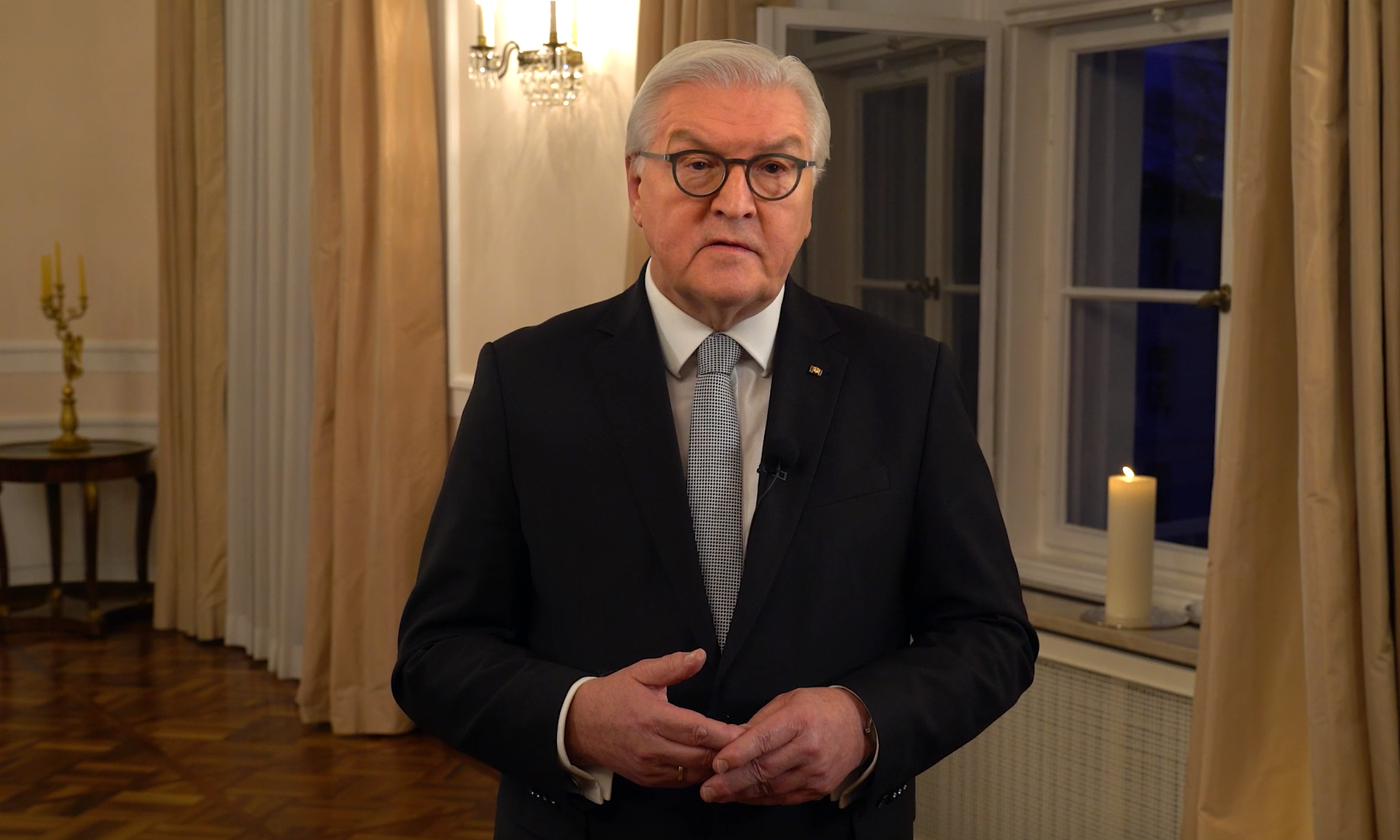 Die Toten der Corona-Pandemie sind für uns keine bloße Statistik: Bundespräsident Frank-Walter Steinmeier ruft zur Aktion #Lichtfenster auf.