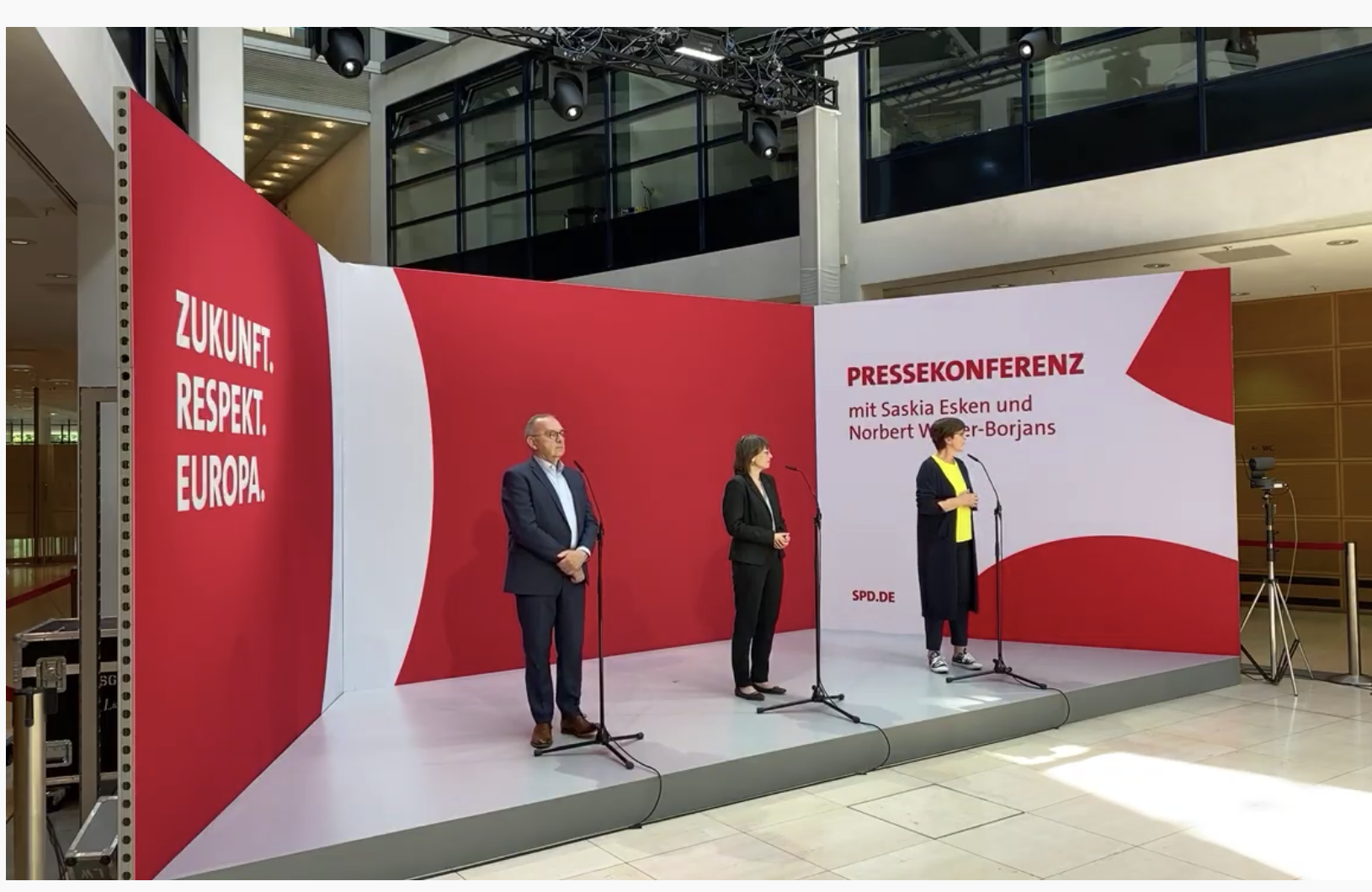 Gemeinsame Pressekonferenz am Tag nach der Wahl in Sachsen-Anhalt: SPD-Spitzenkandidatin Katja Pähle (Mitte) mit den beiden SPD-Vorsitzenden Norbert Walter-Borjans und Saskia Esken