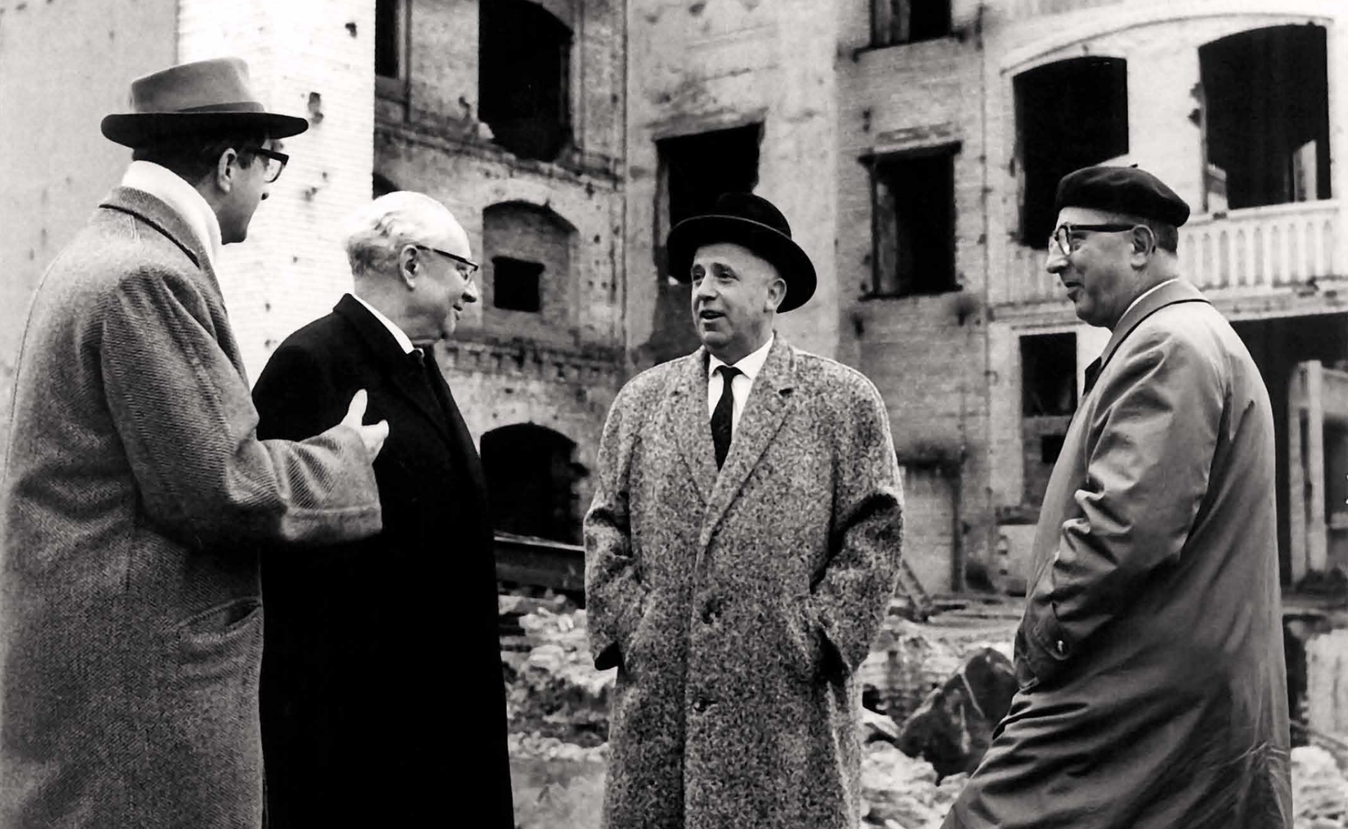 Die SPD-Vorsitzenden Erich Ollenhauer (2.von links), SPD-Schatzmeister Alfred Nau (Mitte) und der Geschäftsführer der Konzentration GmbH, Fritz Heine (links) besichtigen 1962 die Ruine des ehemaligen SPD-Hauses in der Berliner Lindenstraße.