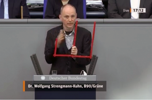 Auf Lothar Bindings Spuren: Der Grünen-Abgeordnete Wolfgang Strengmann-Kuhn erklärte mit Zollstock, warum der Progressionsvorbehalt gerecht ist.