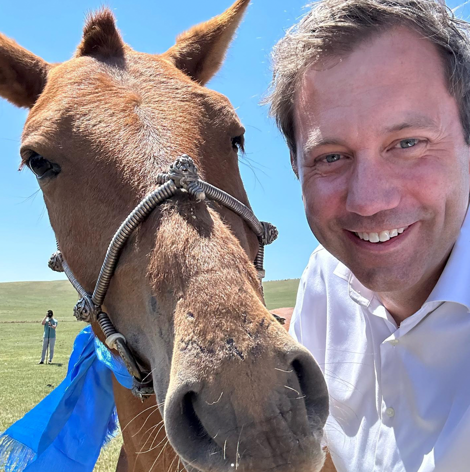 Lars Klingbeil und „Goldene Zukunft“: Der SPD-Vorsitzende durfte dem fünfjährigen Hengst einen Namen geben.
