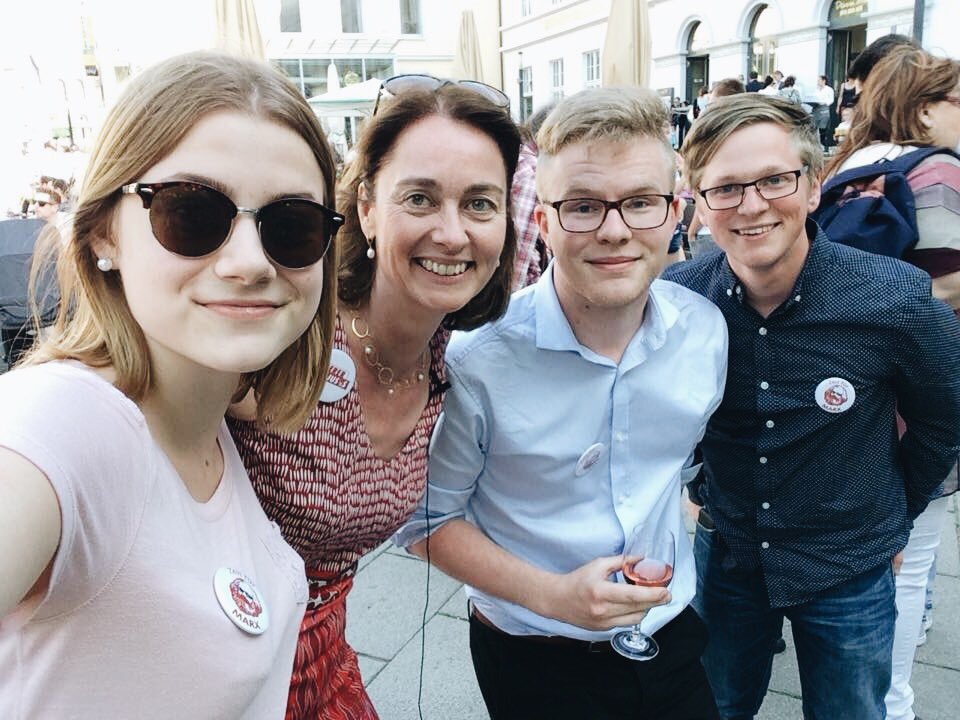 #EuropaKatarinaUndIch: Katarina Barley (2.vl.) wird von einer Welle der Zustimmung getragen. Lilly Blaudszun (l.) und Jan Bühlbecker wollen, dass das so bleibt.