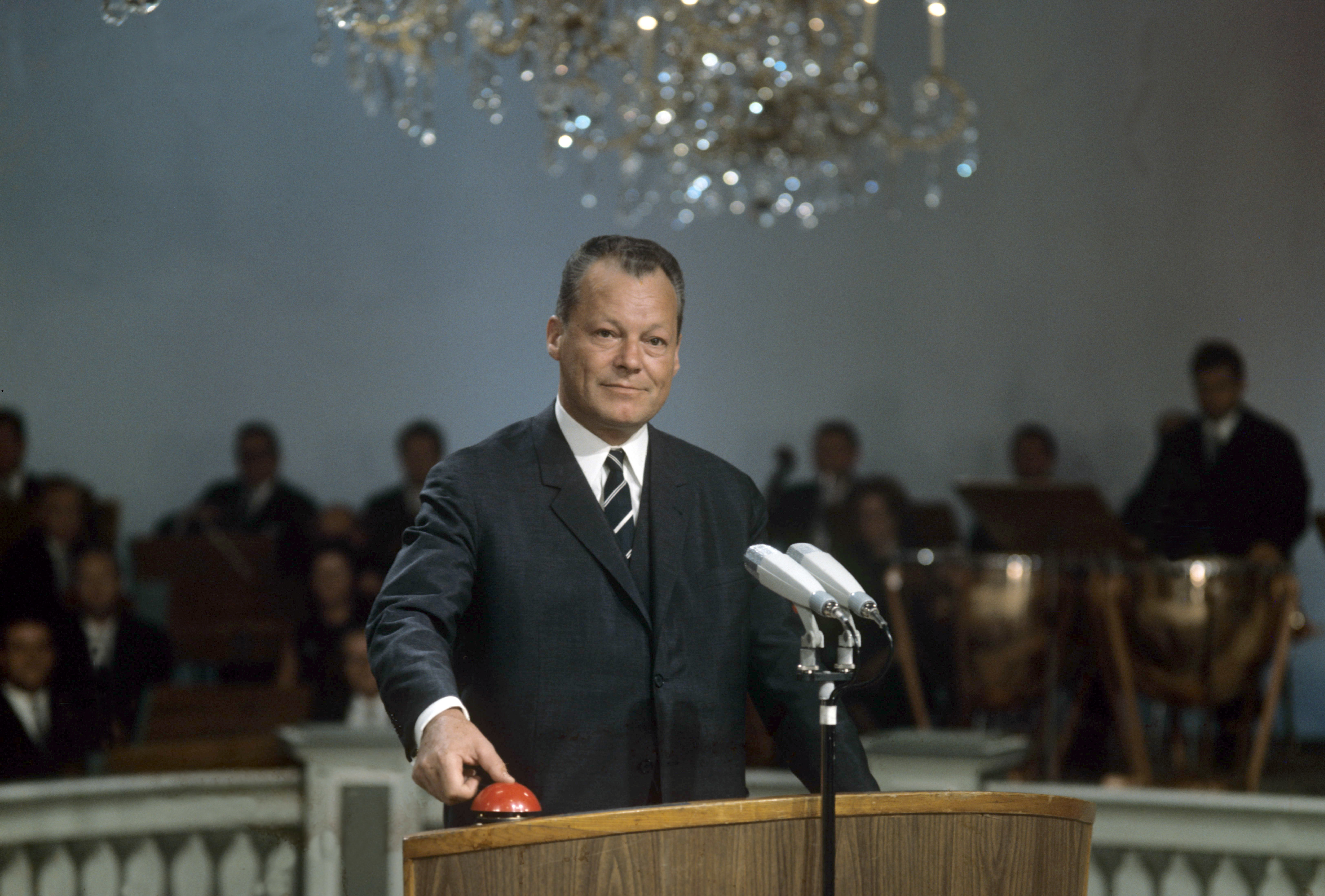 Eine Knopfdruck ohne Folgen: Am 25. August 1967 gab Willy Brandt den Startschuss für das Farbfernsehen in Deutschland.