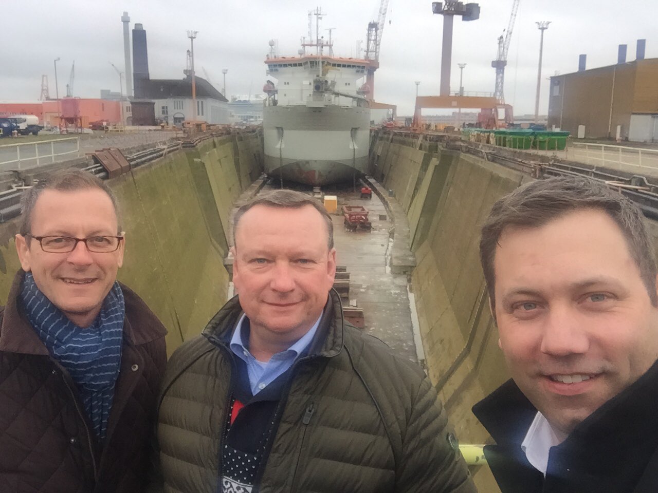 Bremens Wirtschaftssenator Martin Günther, der SPD-Bundestagsabgeordnete Uwe Schmidt und SPD-Generalsekretär Lars Klingbeil haben sich ein Bild von der Situation auf der Lloydt-Werft gemacht.