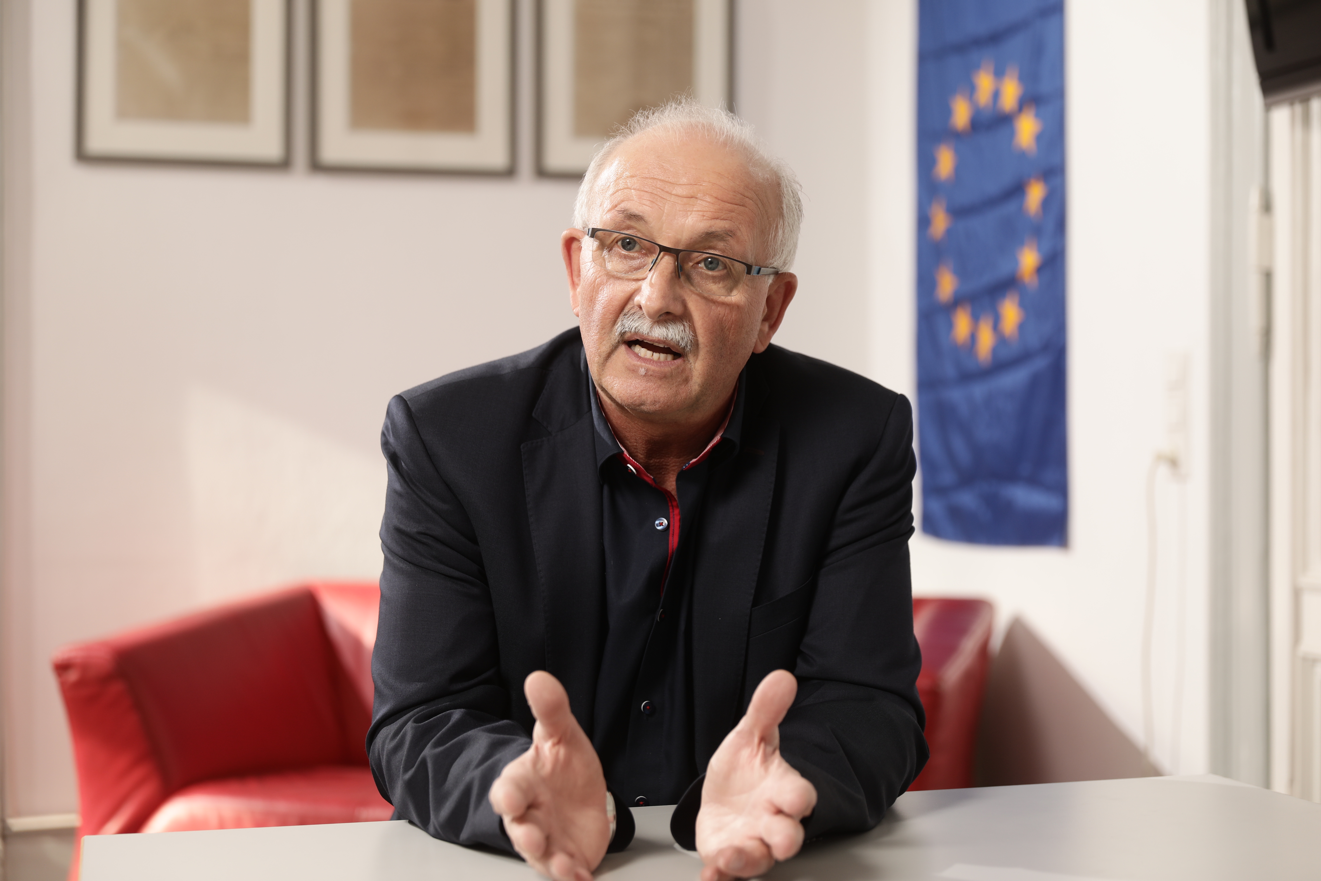 Udo Bullmann, Europabeauftragter des SPD-Parteivorstandes und Mitglied des Europäischen Parlamentes: „Gerade nach dem letzten EU-Gipfel bleibe ich skeptisch, ob  Ursula von der Leyen und Charles wirklich mutig und standfest auftreten werden.“ 