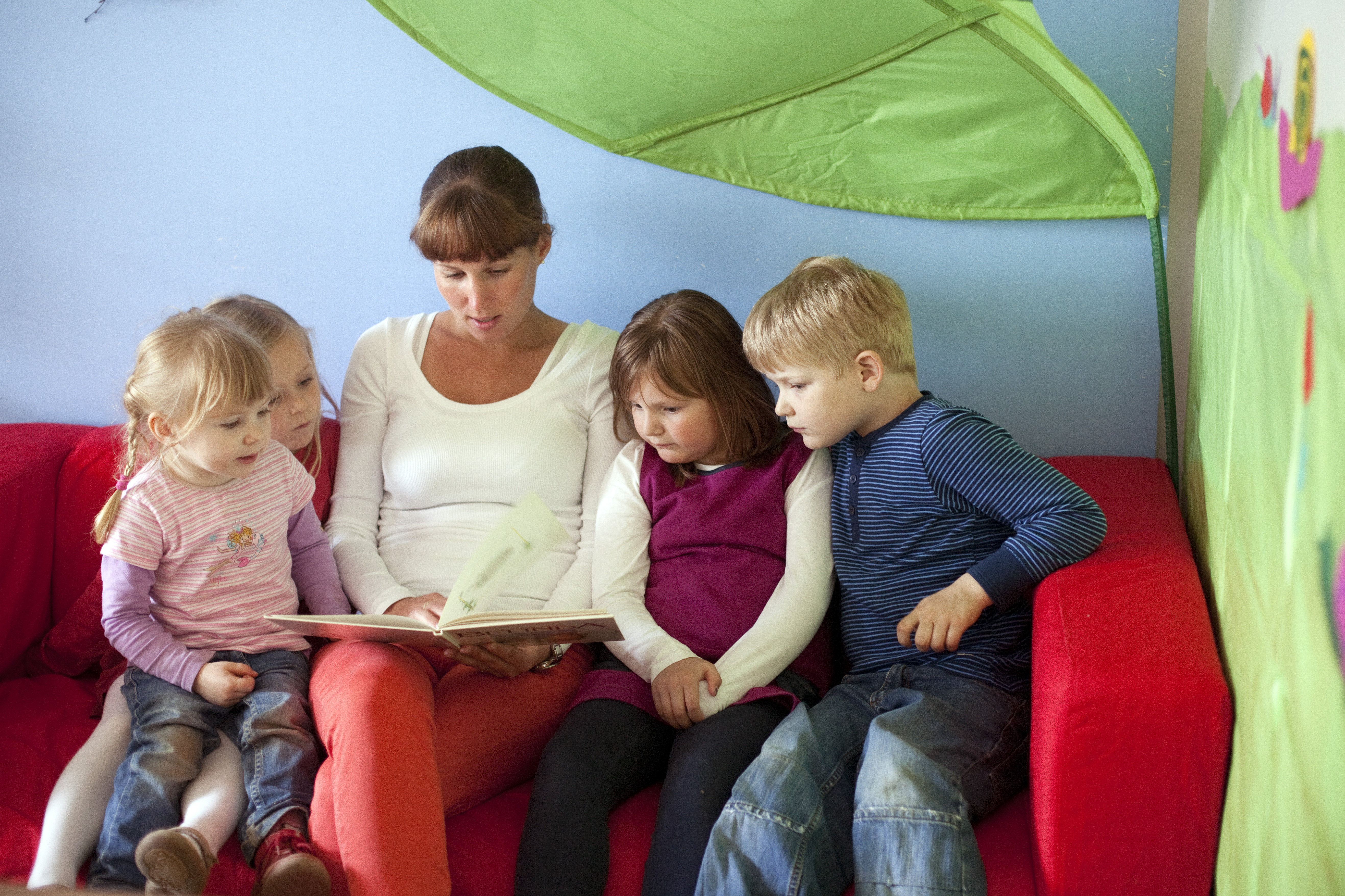 Kind und Beruf: Obwohl immer mehr Frauen einem Beruf nachgehen, sind sie weiterhin für einen Großteil der Kinderbetreuung verantwortlich.