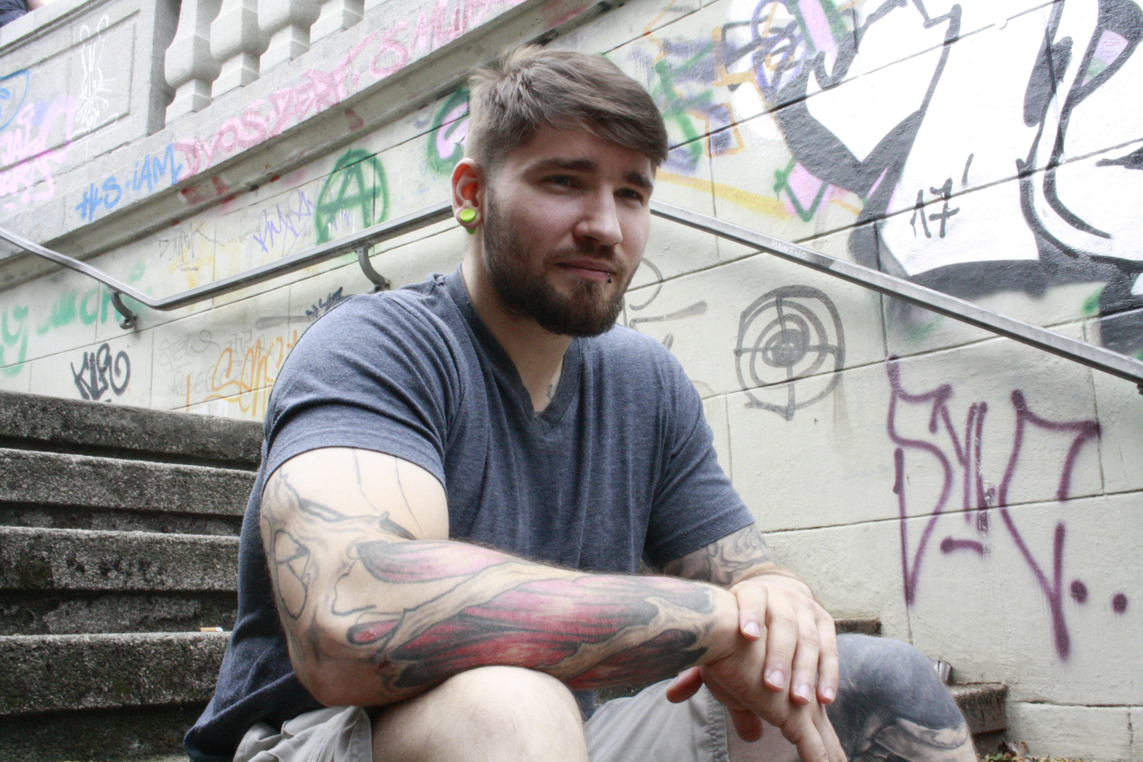 Christian Weißgerber sitzt auf einer Treppe
