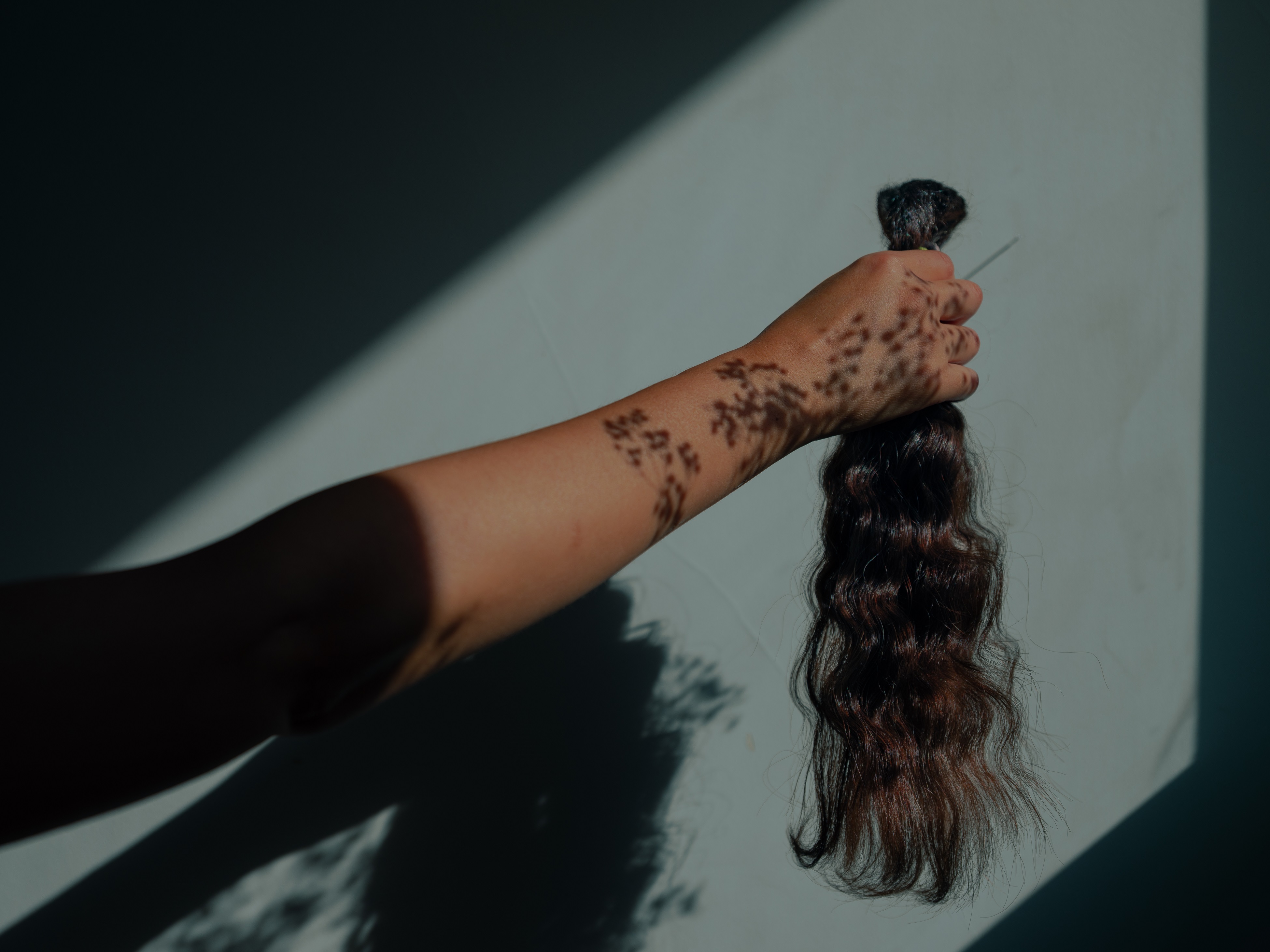 Die abgeschnitten Haare einer Frau im Iran: Forough Alaei vermittelt mit ihren Fotografien einen Blick hinter die öffentlichen Kulissen und zeigt private Momente der Freude.