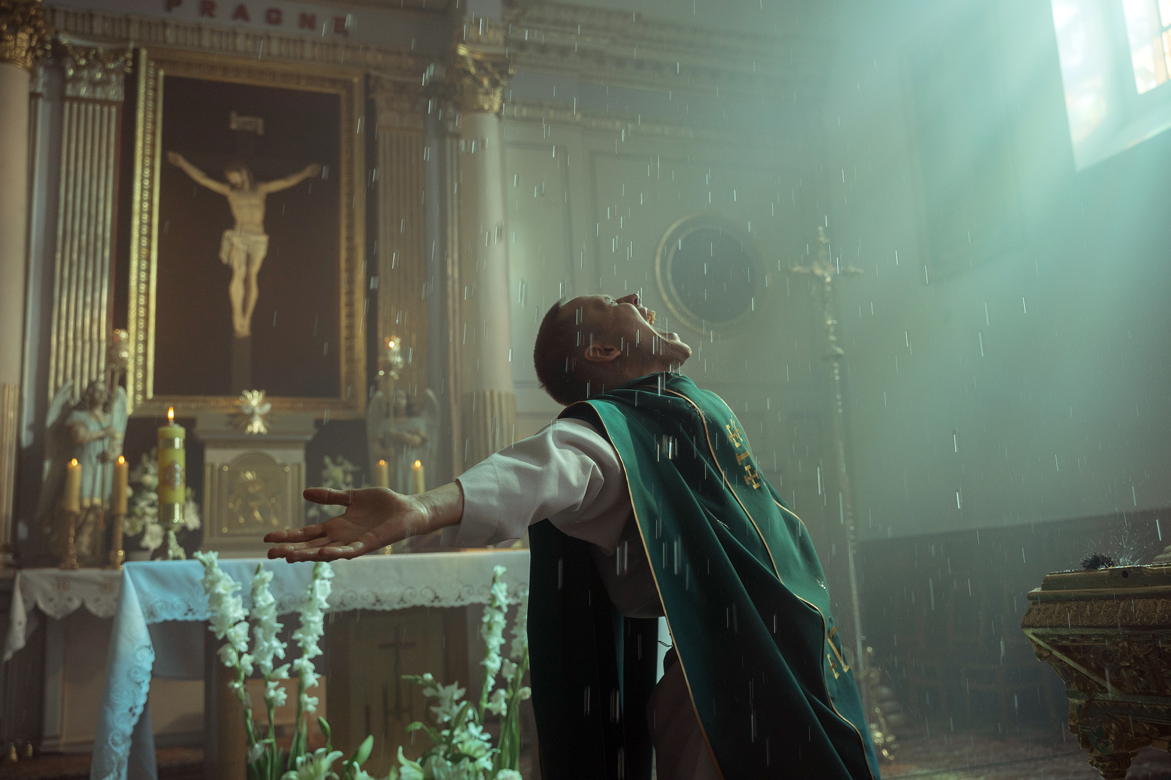 Szene aus „Corpus Christi“: Dieser junge Pater geht ungewöhnliche Wege.