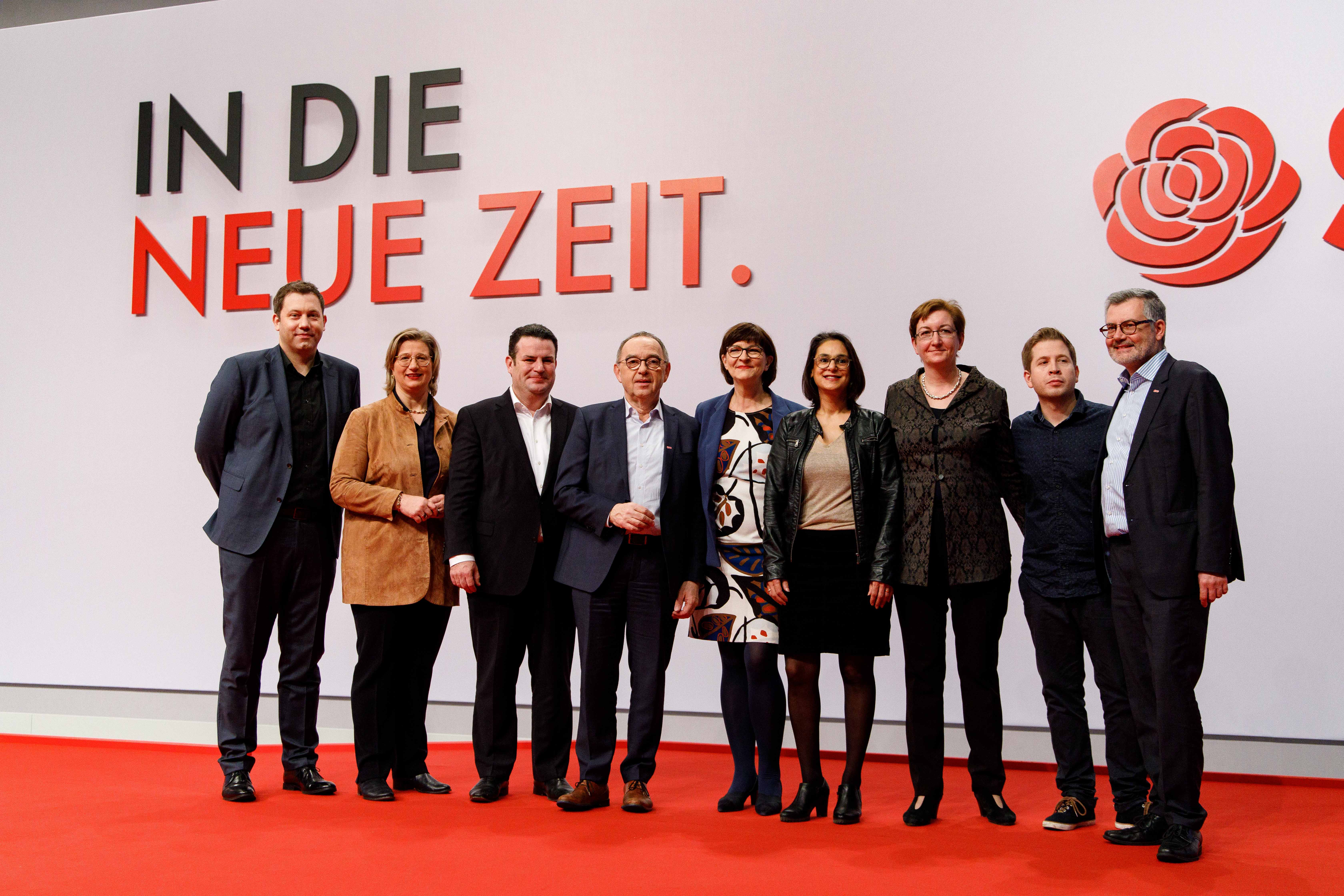 Die neue Führung der SPD: Generalsekretär Lars Klingbeil, SPD-Vize Anke Rehlinger, SPD-Vize Hubertus Heil, SPD-Vorsitzender Norbert Walter-Borjans, SPD-Vorsitzende Saskia Esken, SPD-Vize Serpil Midyatli, SPD-Vize Klara Geywitz, SPD-Vize Kevin Kühnert, Schatzmeister Dietmar Nietan v.l.
