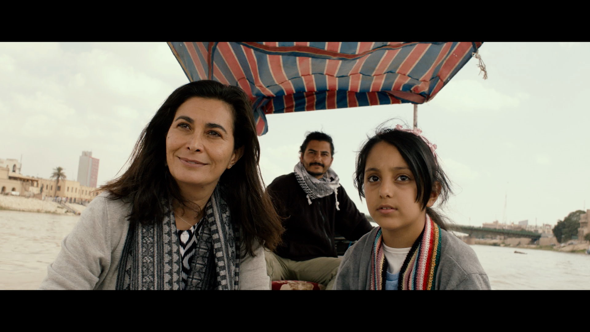 Bagdad verlassen oder bleiben? Sara (Darina Al Joundi) und ihre Tochter Reema (Zainab Joda) genießen eine Fahrt auf ihrem Fluss, dem Tigris.