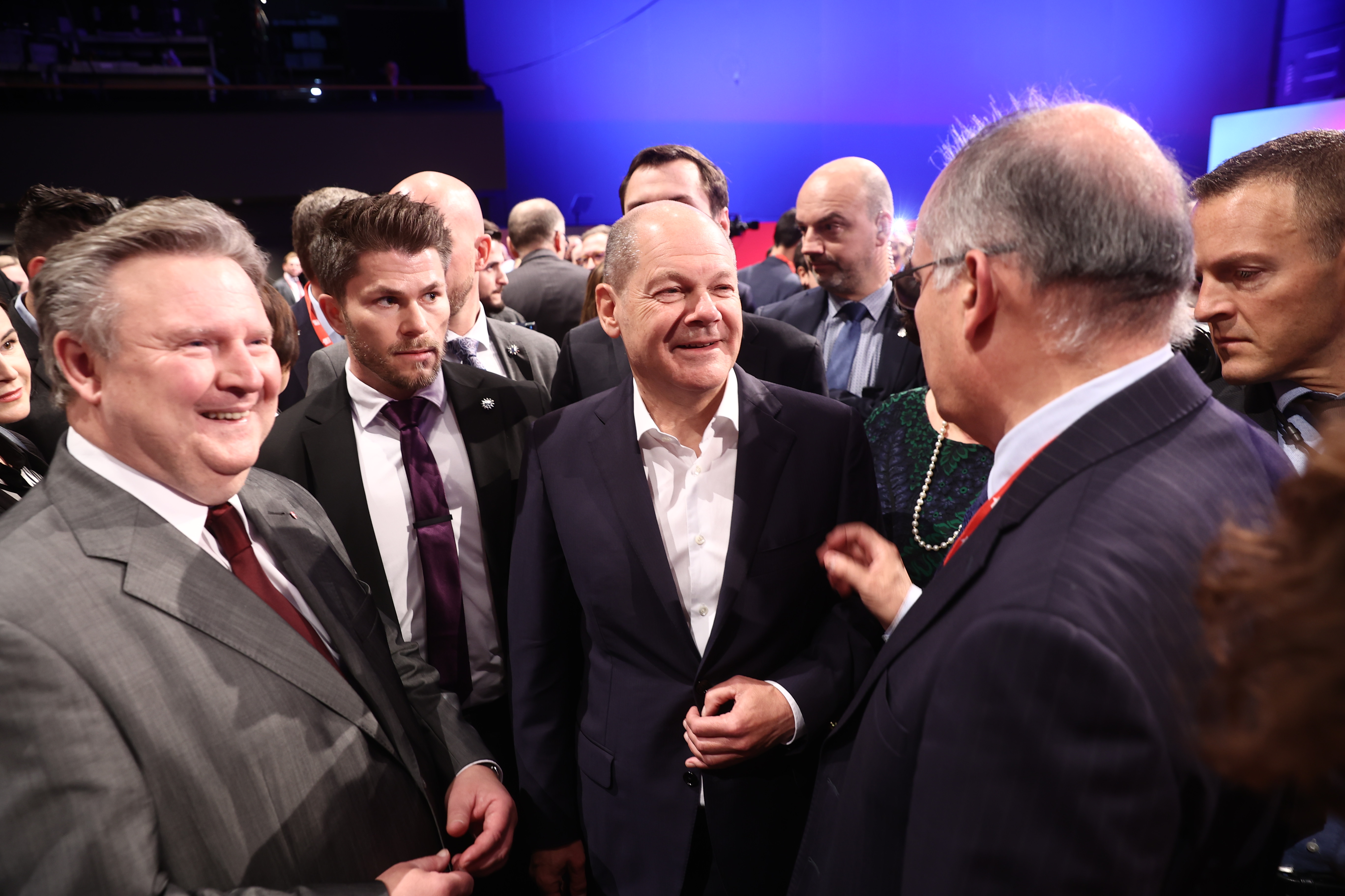 Ein gut gelaunter Bundeskanzler Olaf Scholz auf dem SPE-Kongress in Berlin.