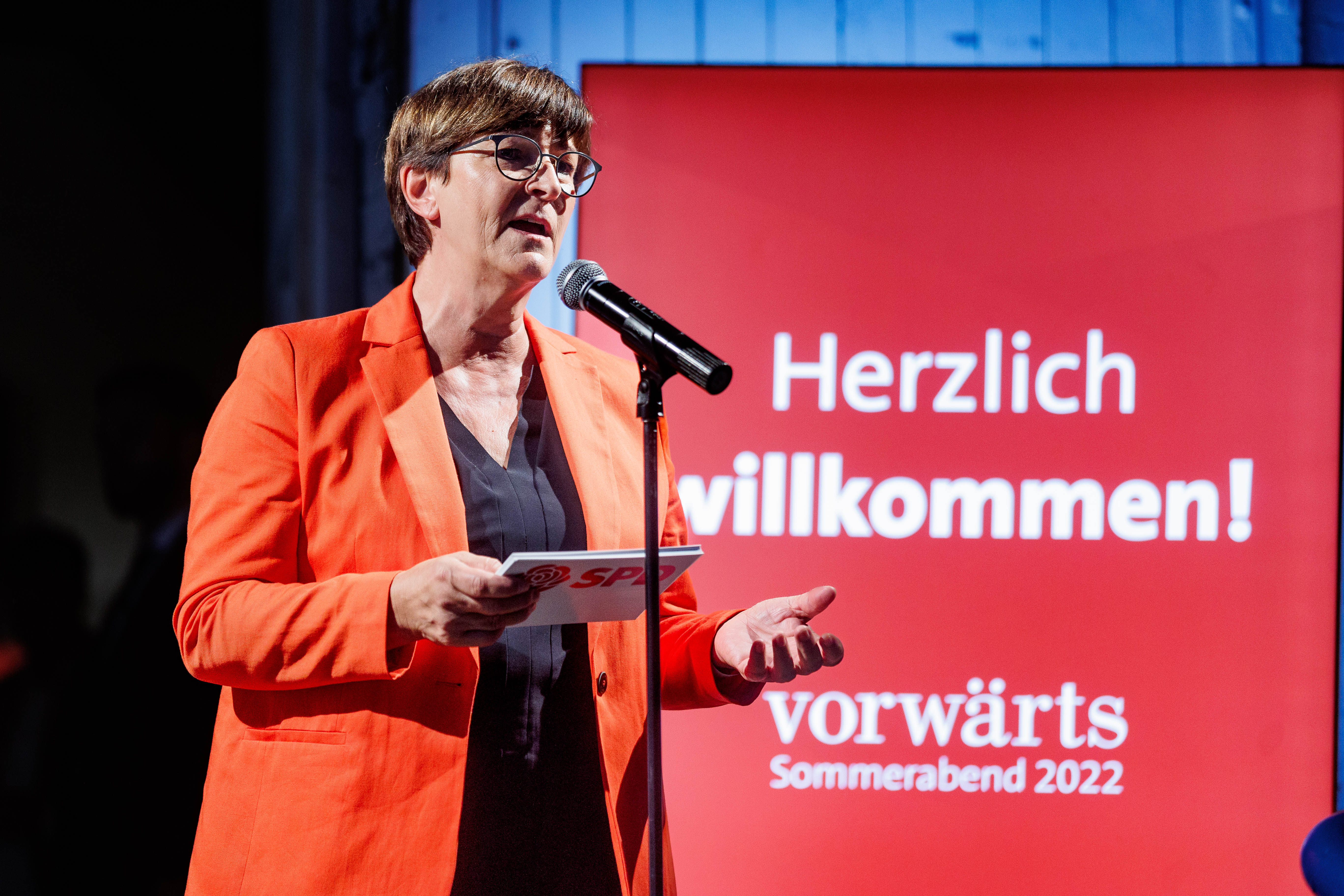 Die SPD-Vorsitzende Saskia Esken spricht auf dem vorwärts-Sommerabend.