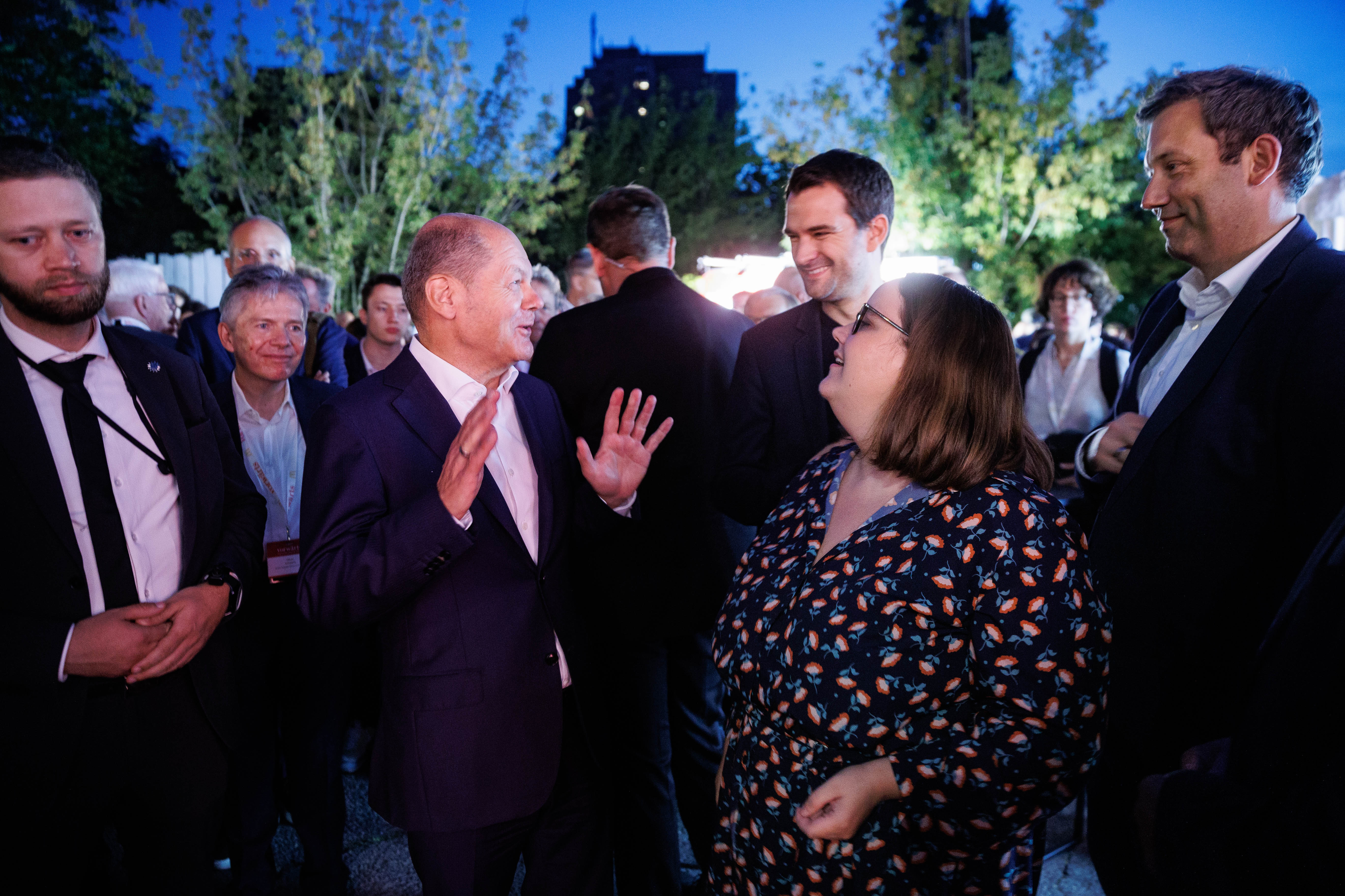 Gut gelaunte Ampel-Politiker*innen beim vorwärts-Sommerabend: Bundeskanzler Olaf Scholz, FDP-Vize Johannes Vogel, Grünen-Chefin Ricarda Lang und der SPD-Vorsitzende Lars Klingbeil.
