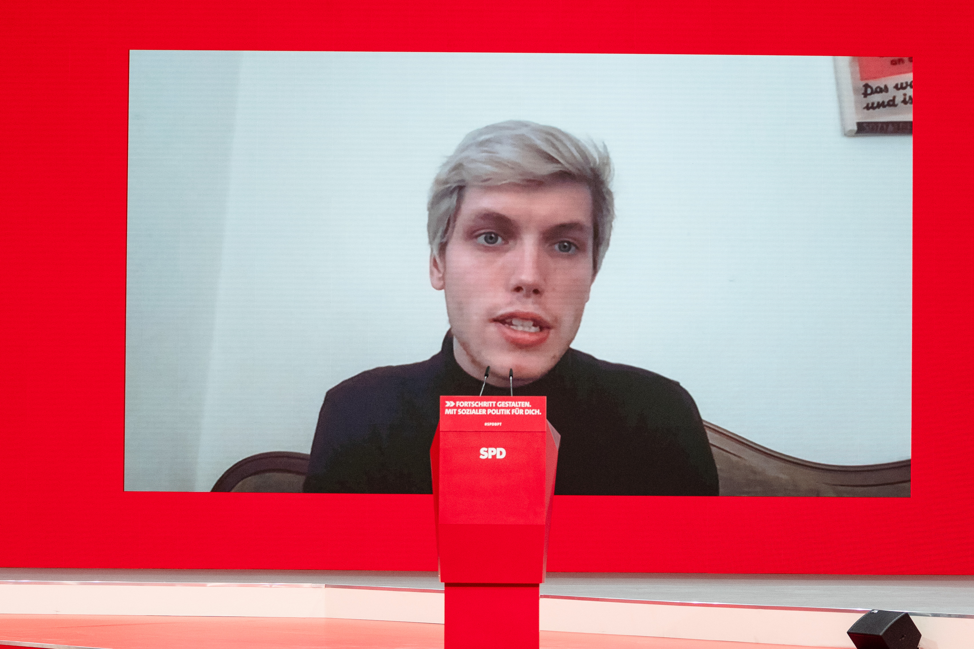 Die Mehrheit der Delegierten beim SPD-Bundesparteitag waren digital zugeschaltet, wie hier der stellvertretende Juso-Bundesvorsitzende Lasse Rebbin.