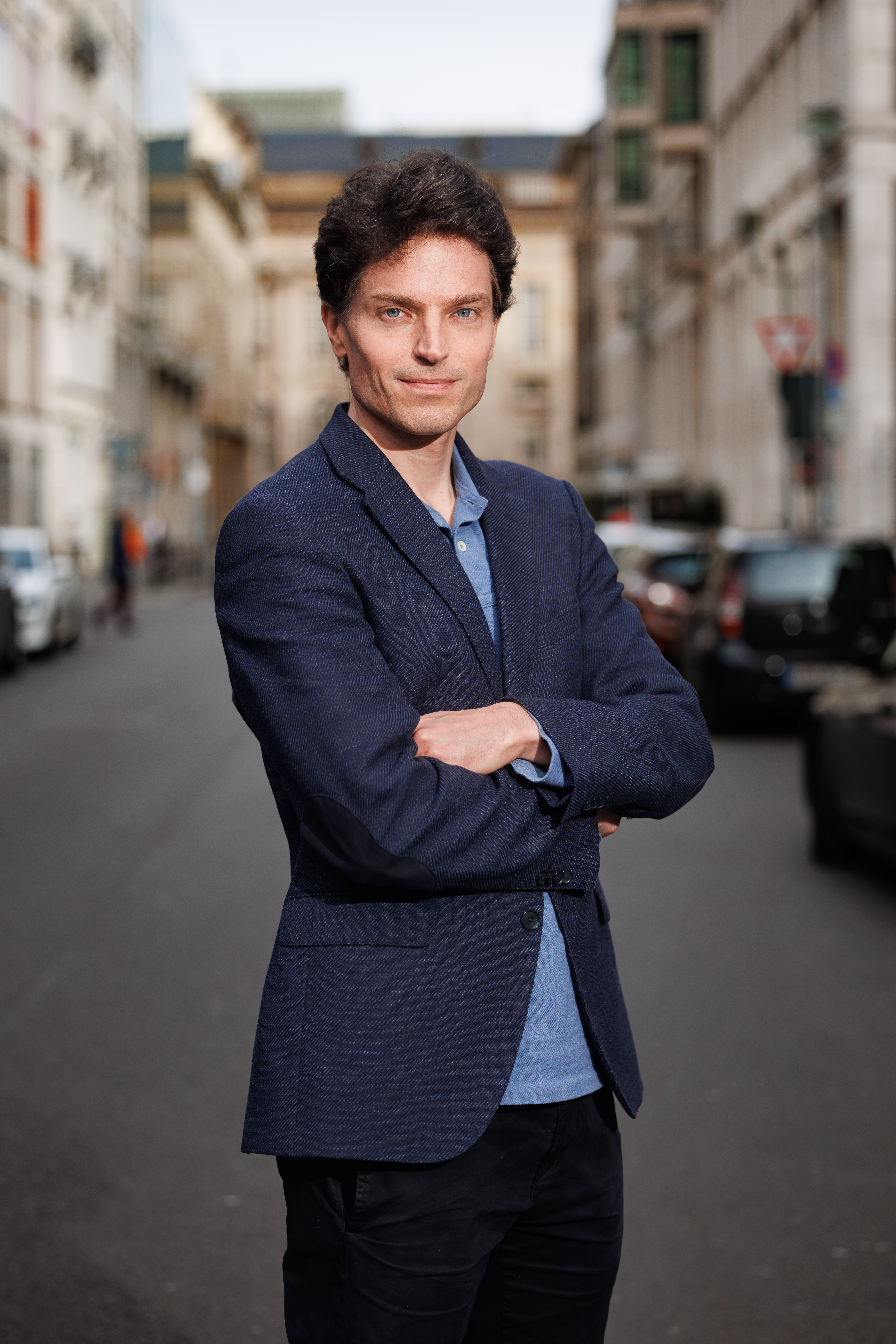Enzo Weber ist als Forschungsbereichsleiter am Institut für Arbeitsmarkt- und Berufsforschung in Nürnberg tätig und zudem Lehrstuhlinhaber an der Universität Regensburg.