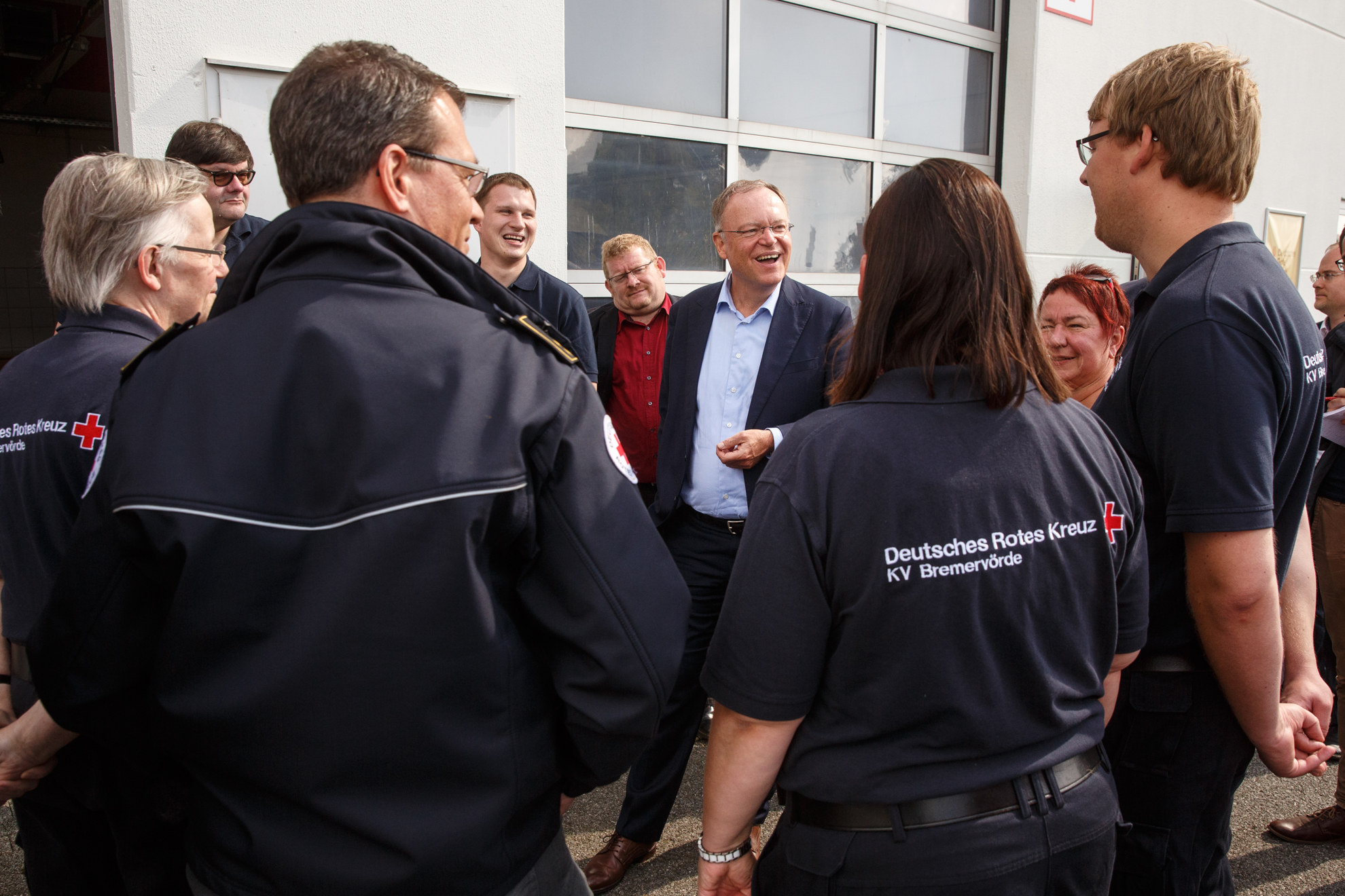 „Was Sie hier machen, könnte keine staatliche Stelle leisten.“ Niedersachsens Ministerpräsident Stephan Weil beim Roten Kreuz in Bremervörde