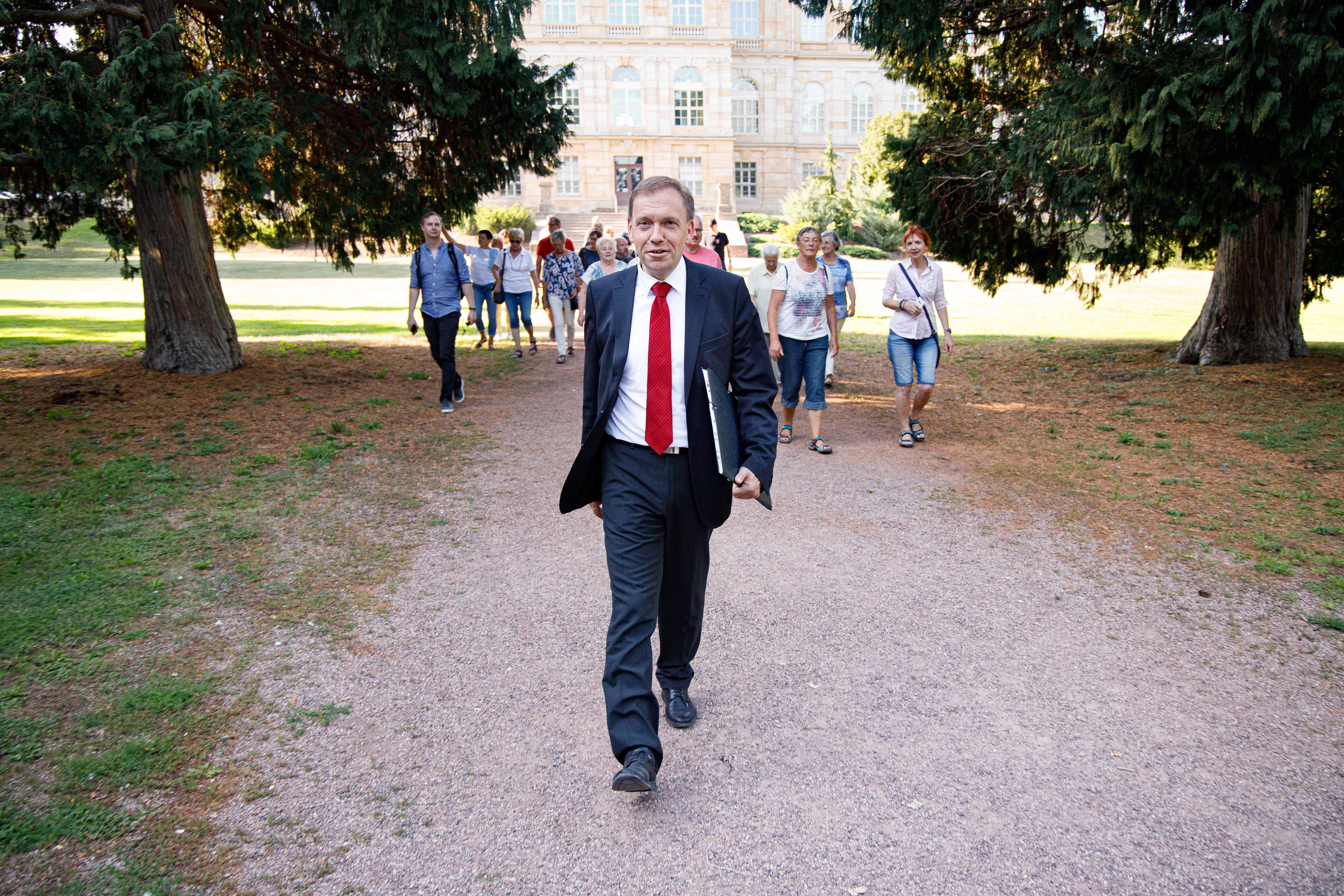 „Folgen Sie mir bitte hier entlang!“ – Matthias Hey führt die 25-köpfige Besuchergruppe in den geheimen Garten der Illuminaten im Gothaer Stadtpark.