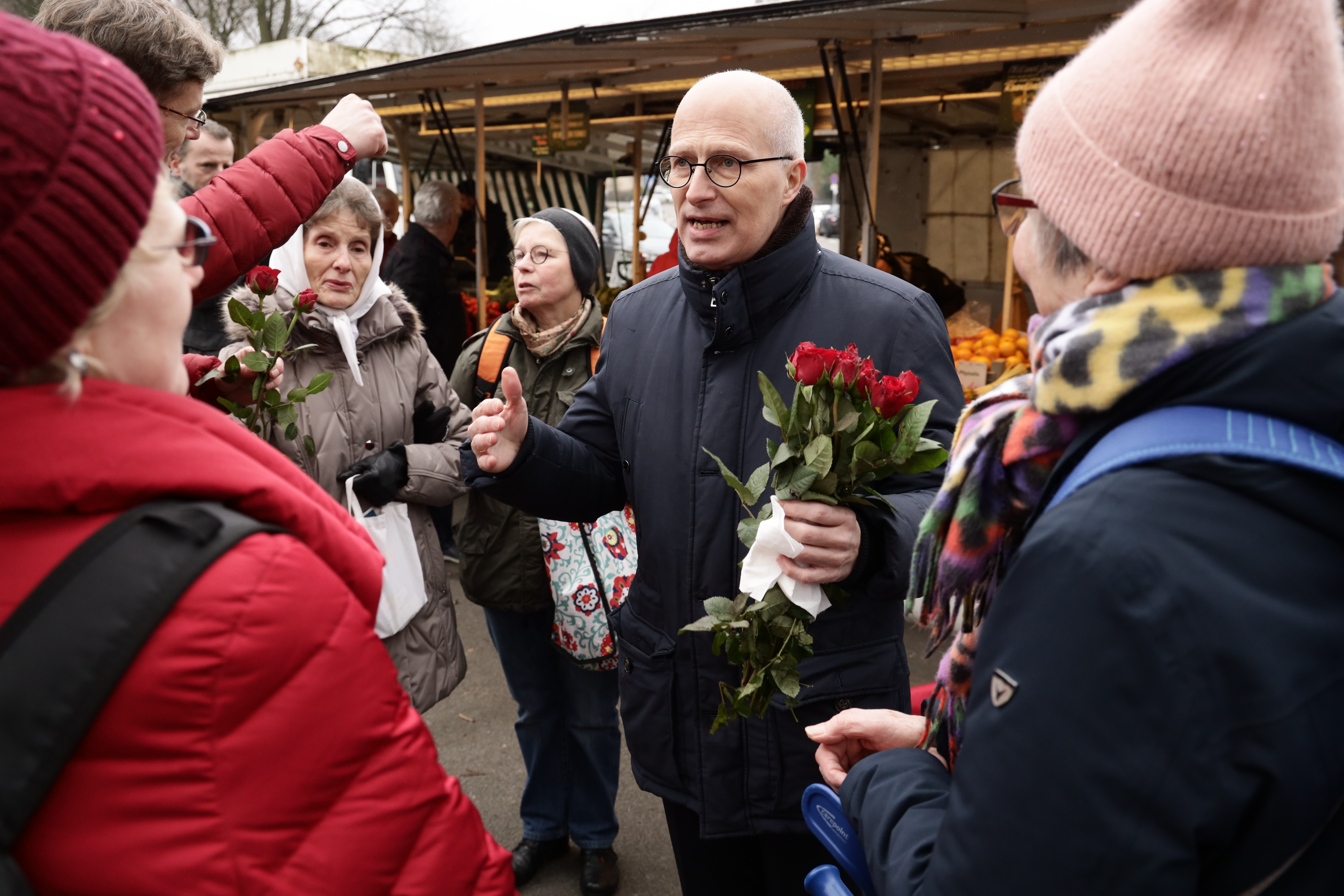 Die ganze Stadt im Blick: Hamburgs Erster Bürgermeister Peter Tschentscher beim Straßenwahlkampf