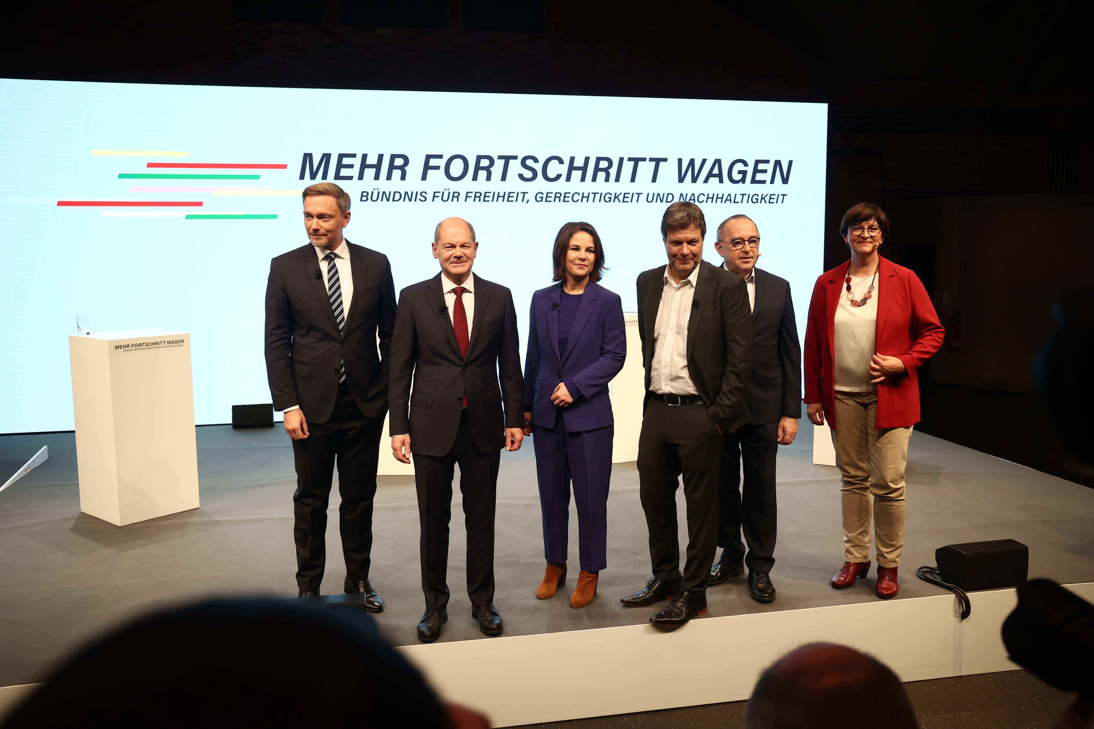 Ampel auf Anfang: Das Medienecho auf den Koalitionsvertrag ist größtenteil positiv.