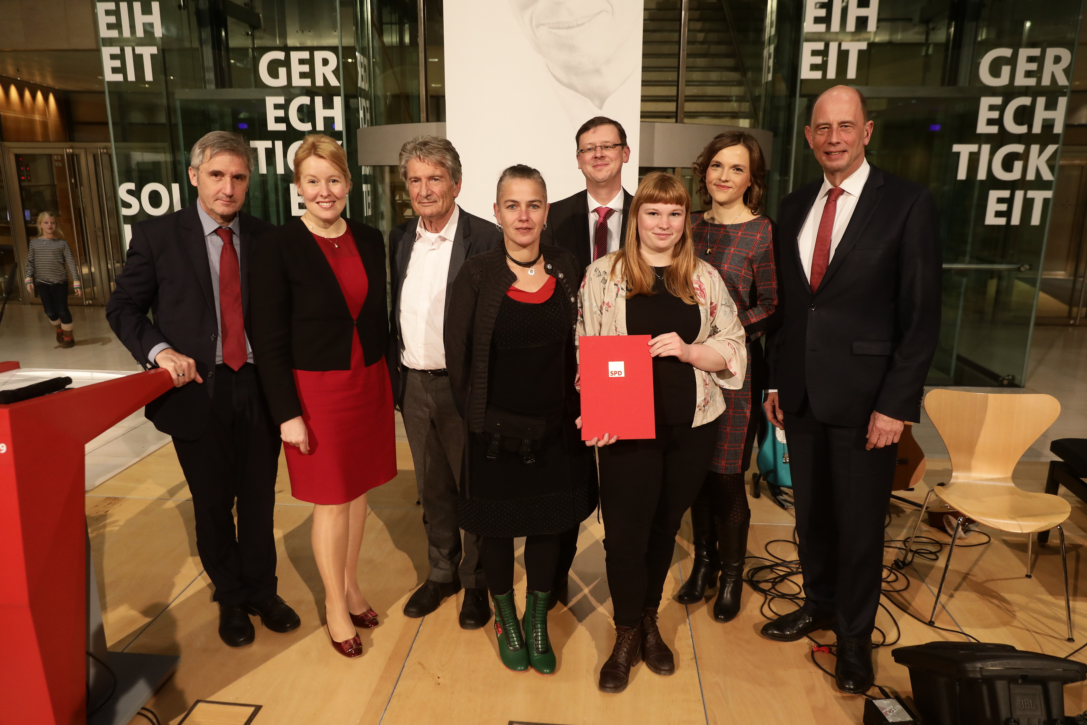 Die Preisträger und ihre Laudatoren: Das „Bündnis für Demokratie und Weltoffenheit Kloster Veßra“ in Thüringen und das „Ost-West-Forum – Gut Gödelitz“ in Sachsen wurden mit dem Regine-Hildebrandt-Preis der Sozialdemokratie ausgezeichnet.
