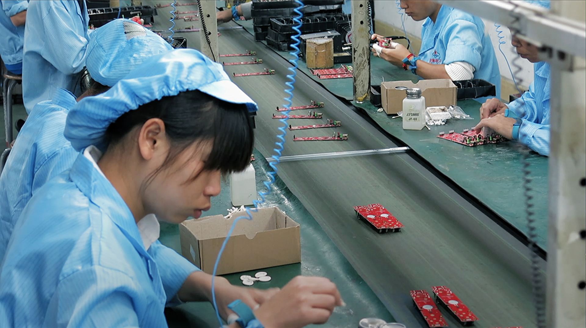 Chinesische Arbeiterinnen in einer IT-Fabrik