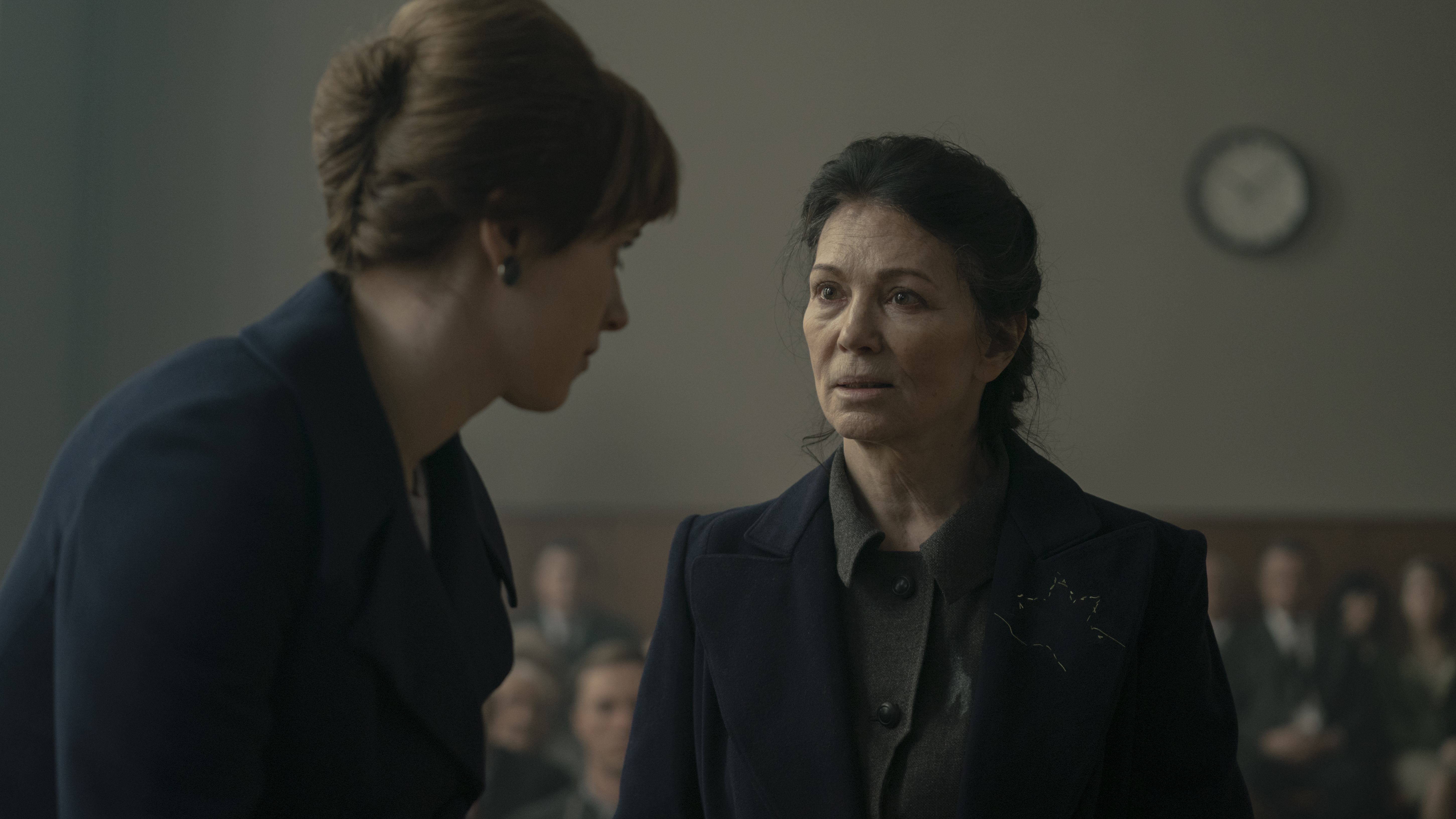Zeugin der Anklage: Rachel Cohen (Iris Berben, r.) und Dolmetscherin Eva Bruhns (Katharina Stark)