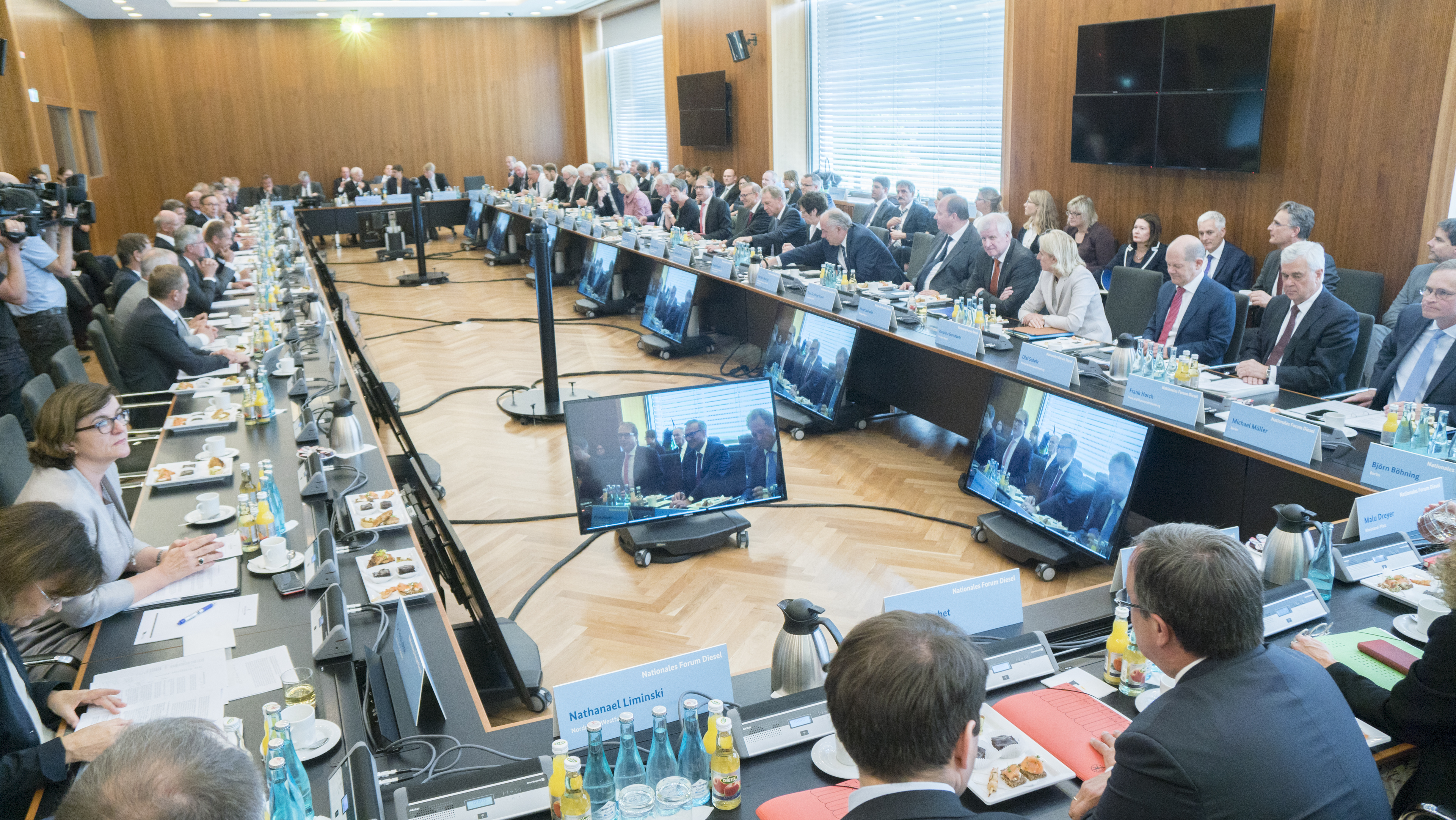 Die Diskussionen gehen weiter: Beim Diesel-Gipfel wurden erste Beschlüsse für eine sauberere Luft gefasst. Nun sollen in Expertengruppen weitere Maßnahmen erarbeitet werden.