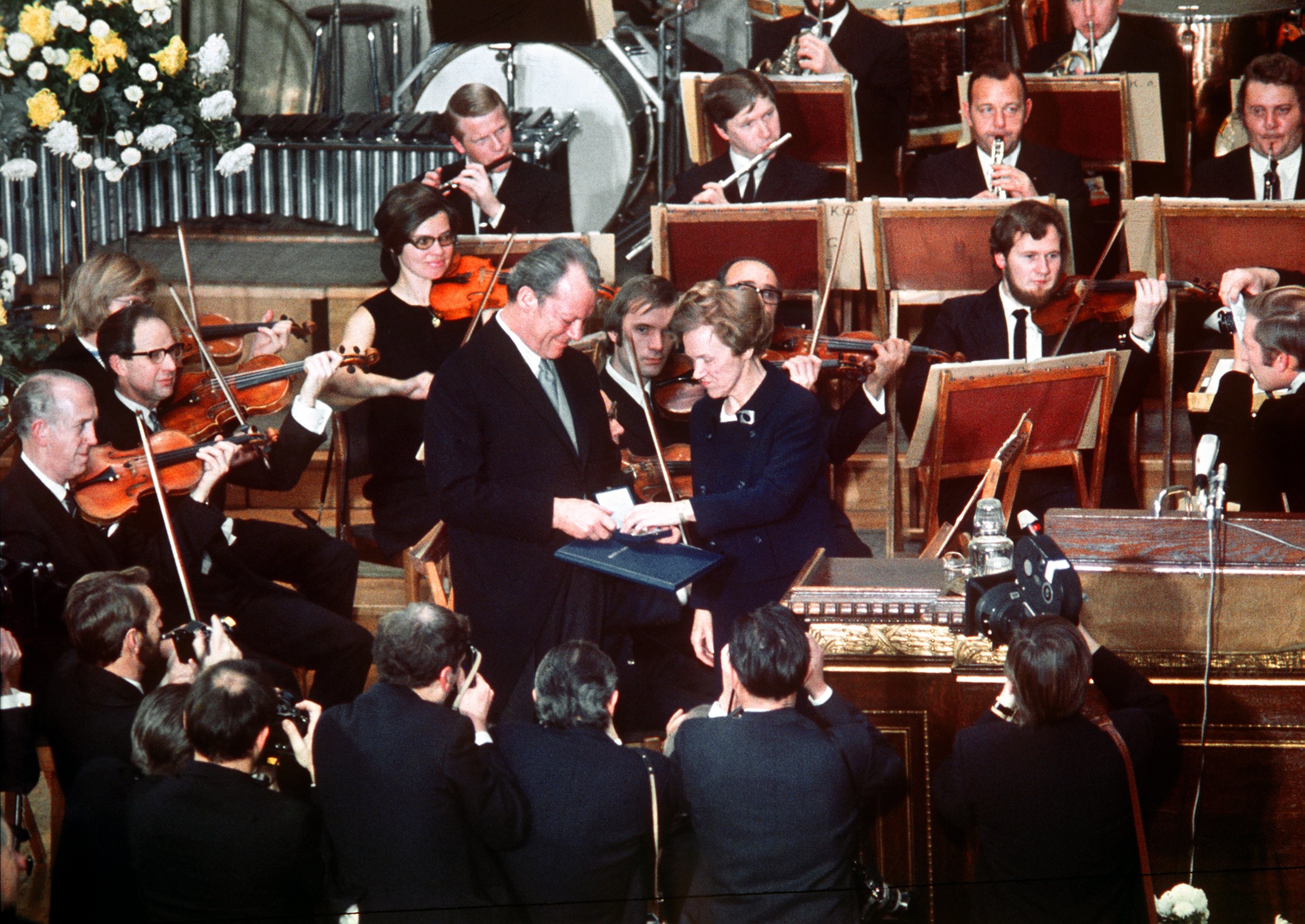 10. Dezember 1971 in Aula der Universität Oslo: Die Vorsitzende des Nobelpreis-Komitees, Aase Lionaes (Mitte rechts), überreicht dem  Bundeskanzler Willy Brandt die Urkunde und die Medaille des Friedens-Nobelpreises. 