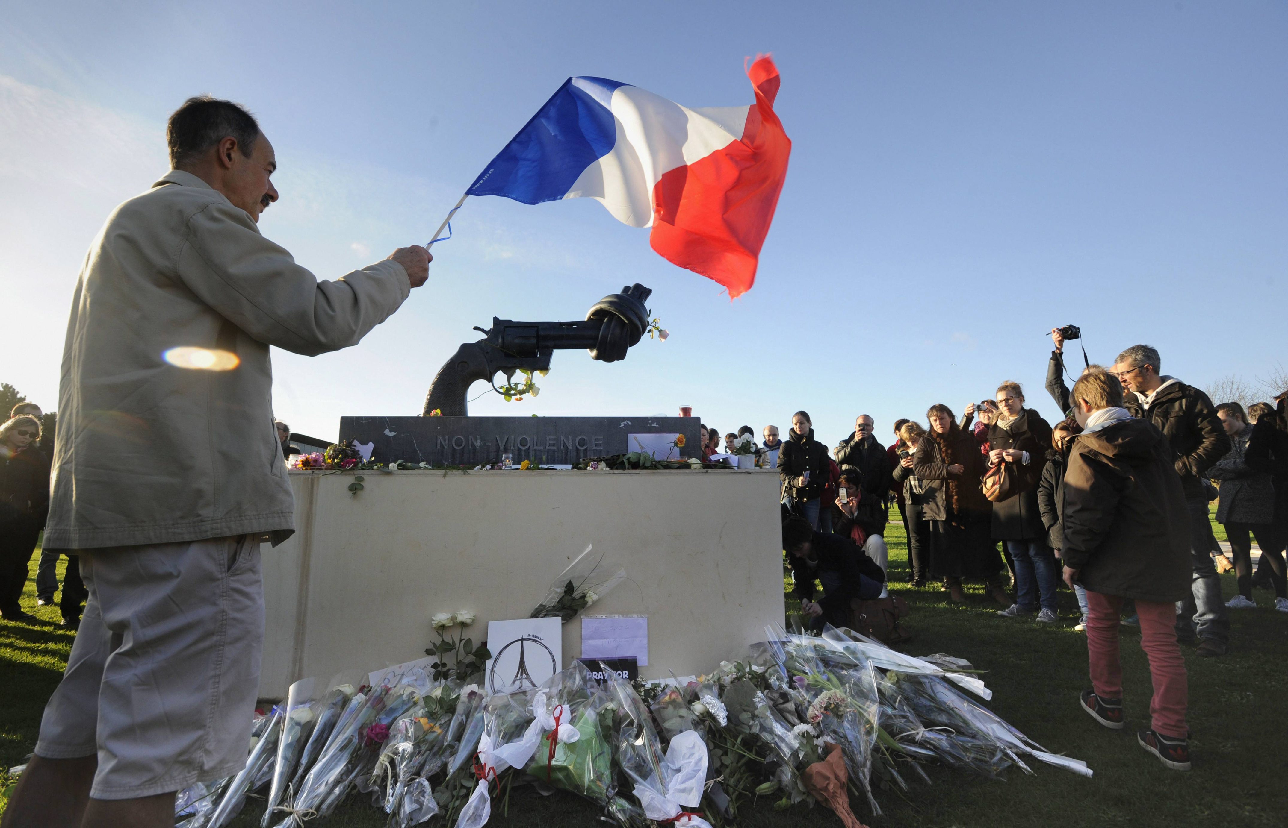 Zeichen des Friedens: Demonstranten vor dem Friedendenkmal im französischen Caen nach den islamistischen Terroranschlägen von Paris im November 2015