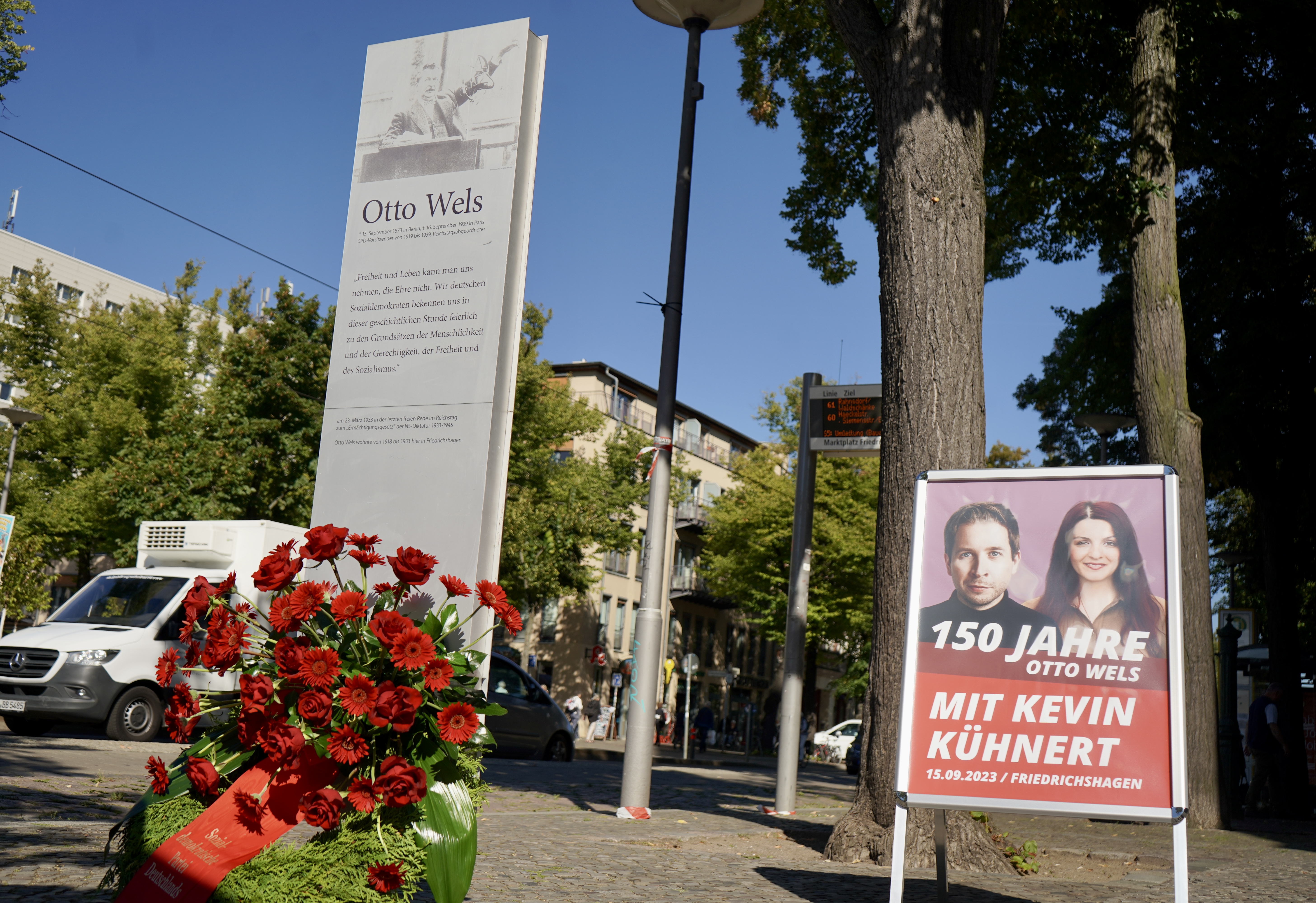 Erinnerung an Otto Wels: Ana-Maria Trăsnea und Kevin Kühnert legten in Friedrichshagen einen Kranz nieder.