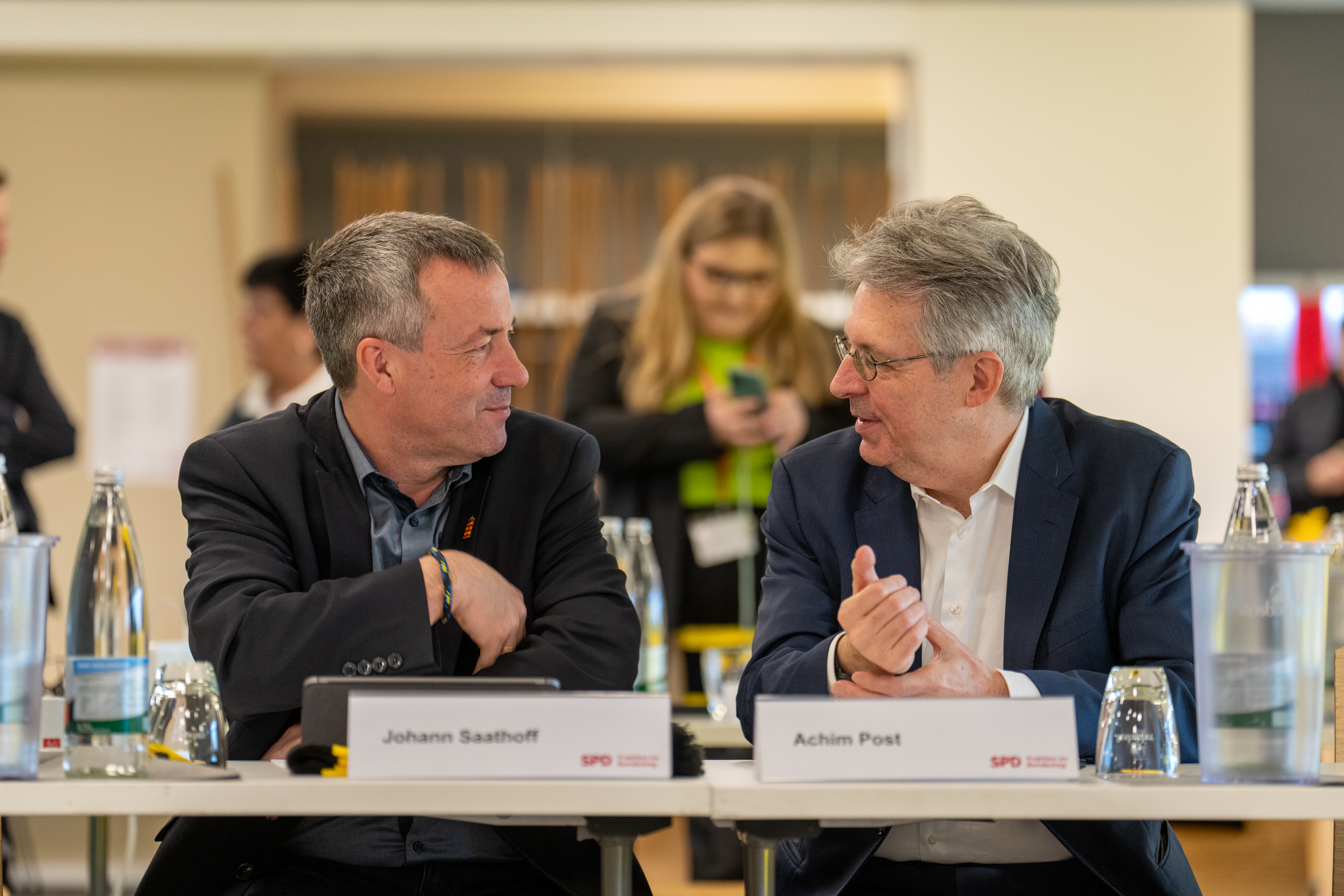 Stabilität und Stärke: die Vorsitzenden der SPD-Landesgruppe Niedersachsen und Nordrhein-Westfalen, Johann Saathoff und Achim Post (v.l.) in Dortmund