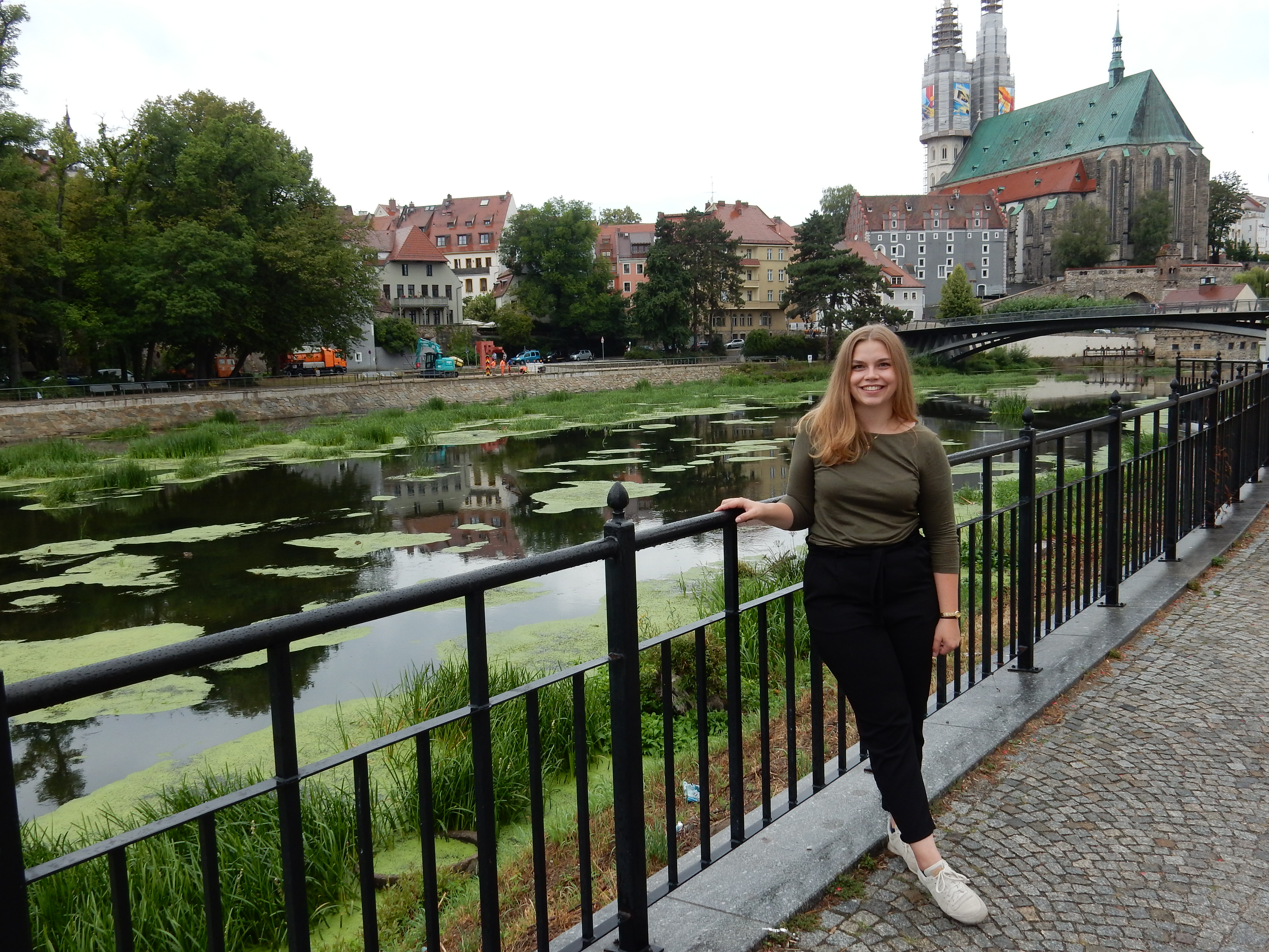 Martha Kliemt vor der Altstadtbrücke, die Görlitz mit der Stadt Zgorzelec auf der polnischen Seite der Neiße verbindet.