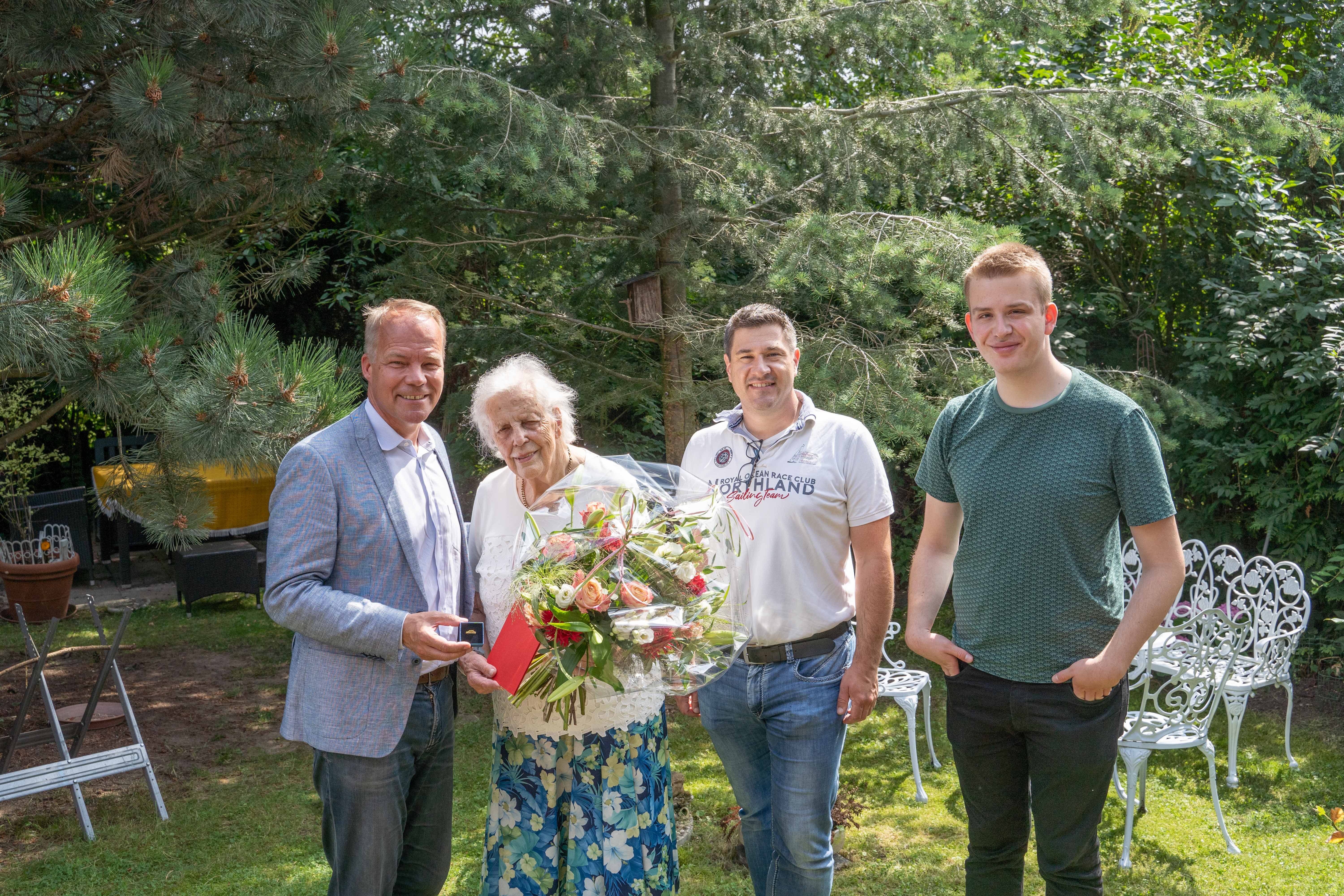 Ehrung für 75 Jahre SPD-Mitgliedschaft: Renate Pries mit Matthias Miersch (l.)