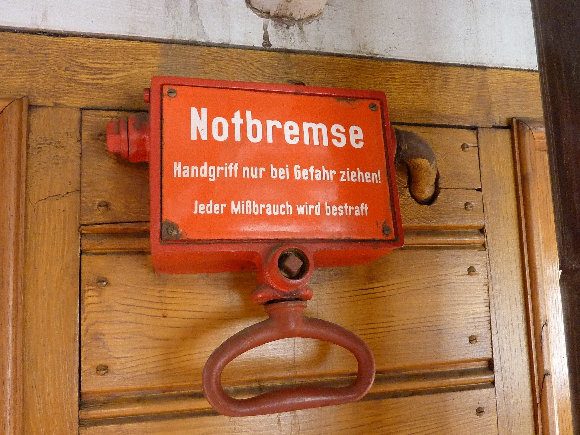 Bei ihrer Videokonferenz am Montag wollen Ministerpräsident*innen und Bundeskanzlerin die Corona-Notbremse ziehen. Was das genau bedeutet, ist allerdings noch unklar.