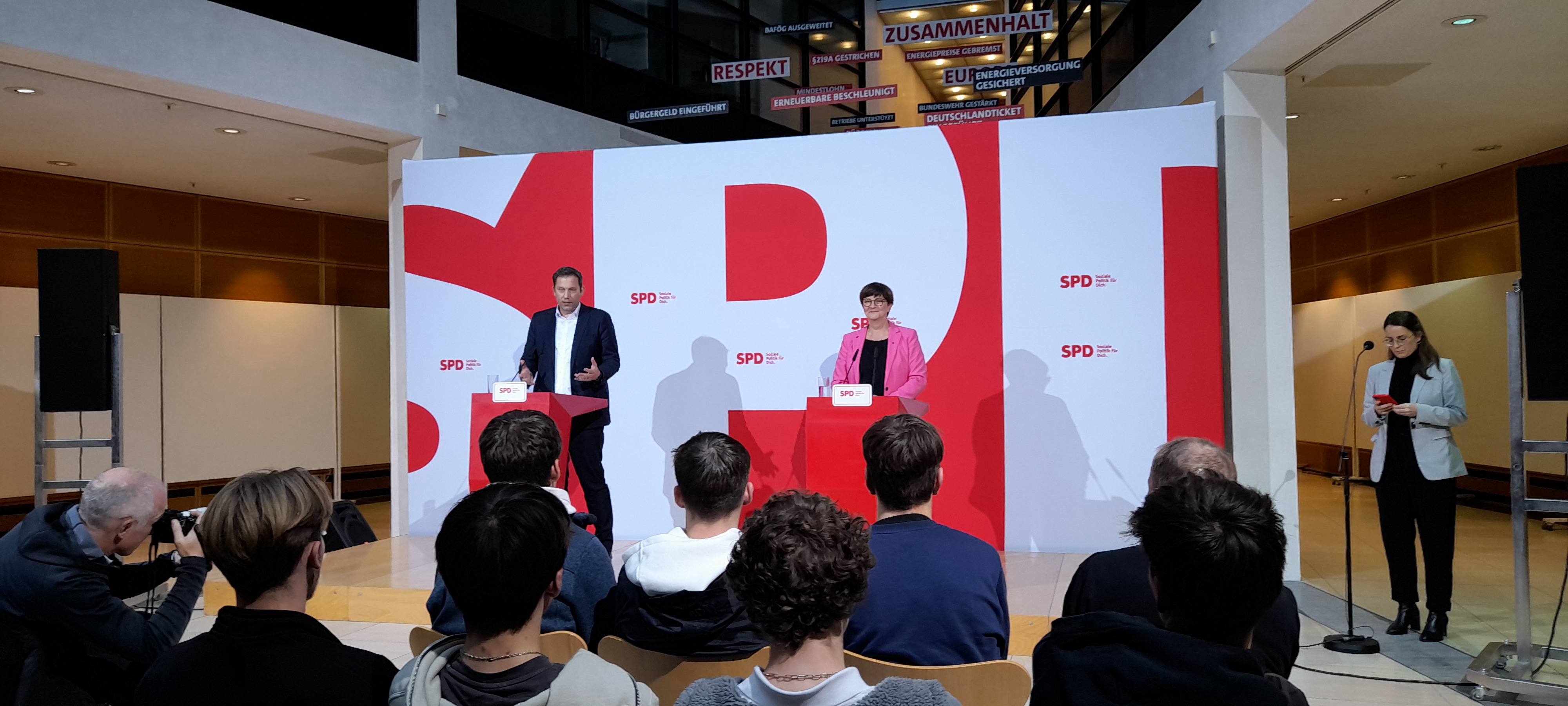 Treten beim Parteitag wieder an: die SPD-Vorsitzenden Lars Klingbeil und Saskia Esken am 13. November im Willy-Brandt-Haus.