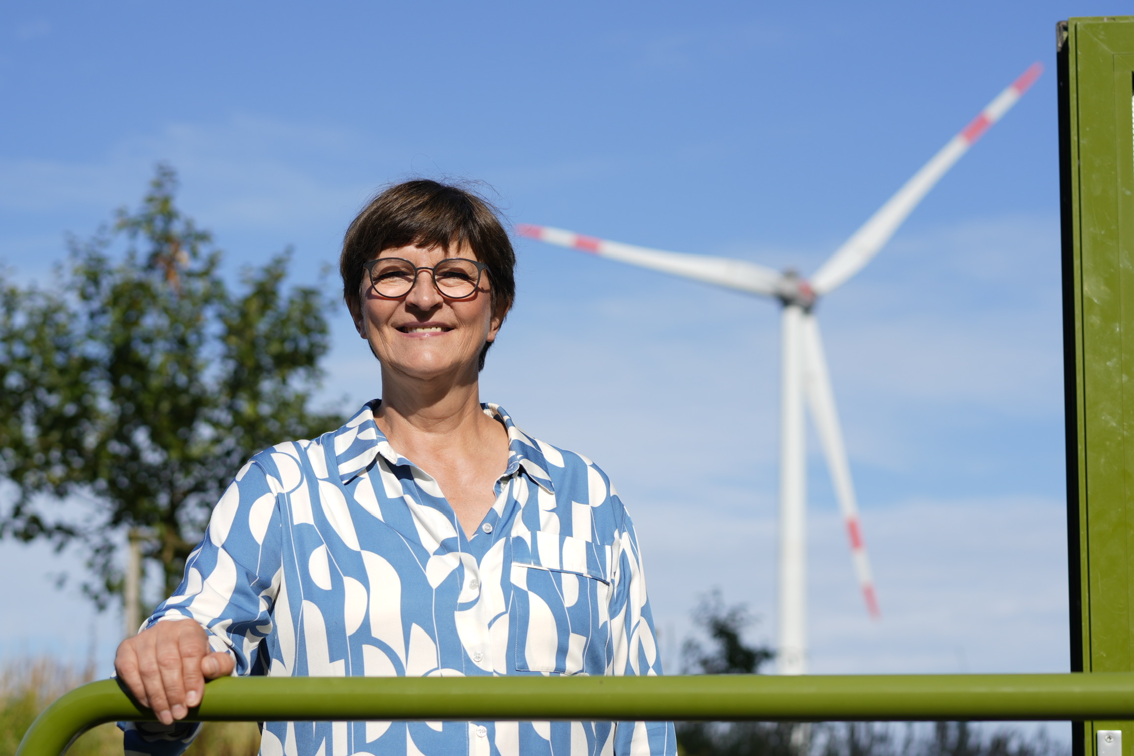 „Wir müssen die Energiewende so gestalten, dass sie Akzeptanz findet und die Menschen etwas davon haben.“ SPD-Saskia Esken im Bürgerwindpark „Stiftwald“ in Hessen
