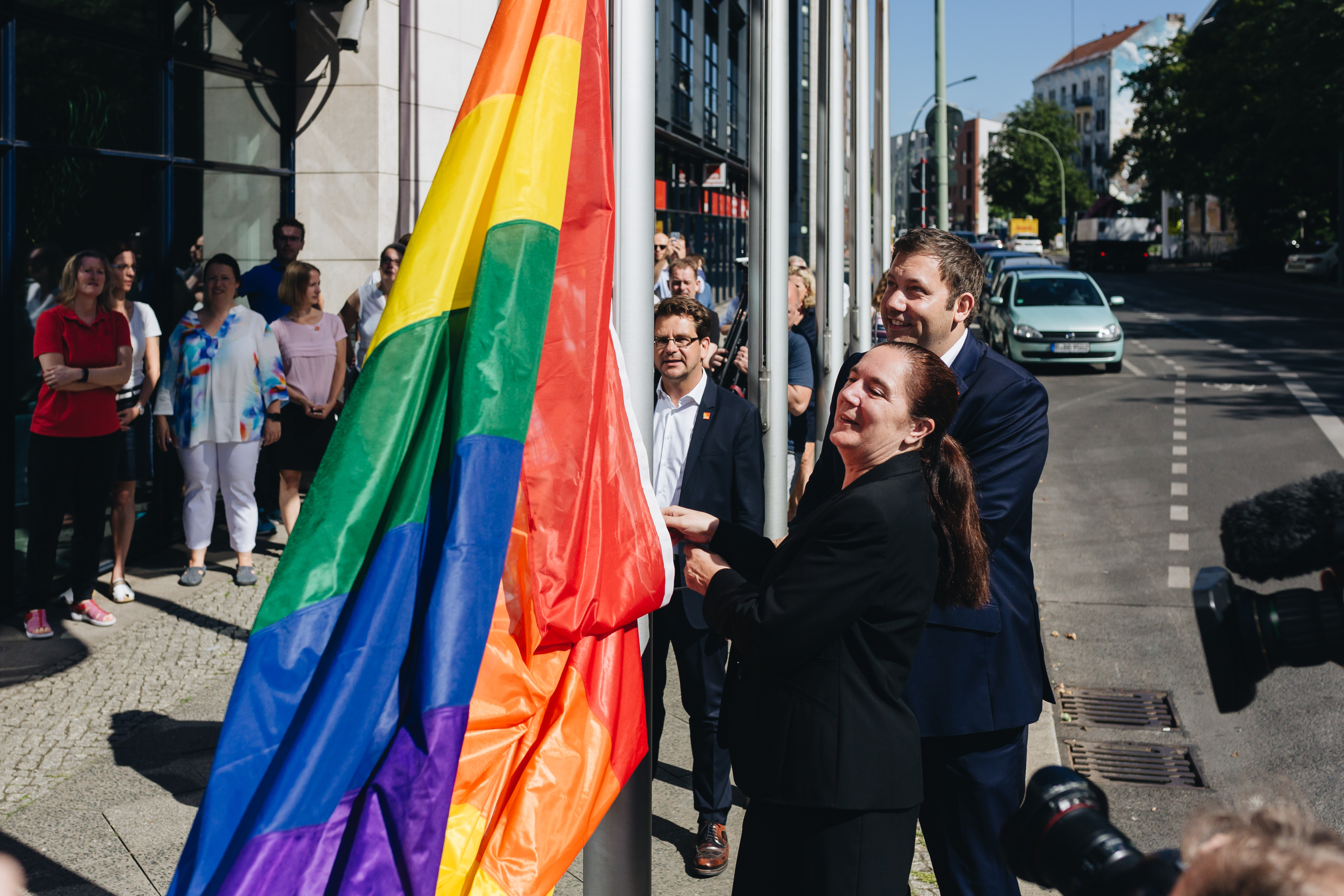 Gute Tradition: SPD-Generalsekretär Lars Klingbeil und die Bundesvorsitzende von SPDqueer Petra Nowacki hissen vor dem Willy-Brandt-Haus die Regenbogenflagge.
