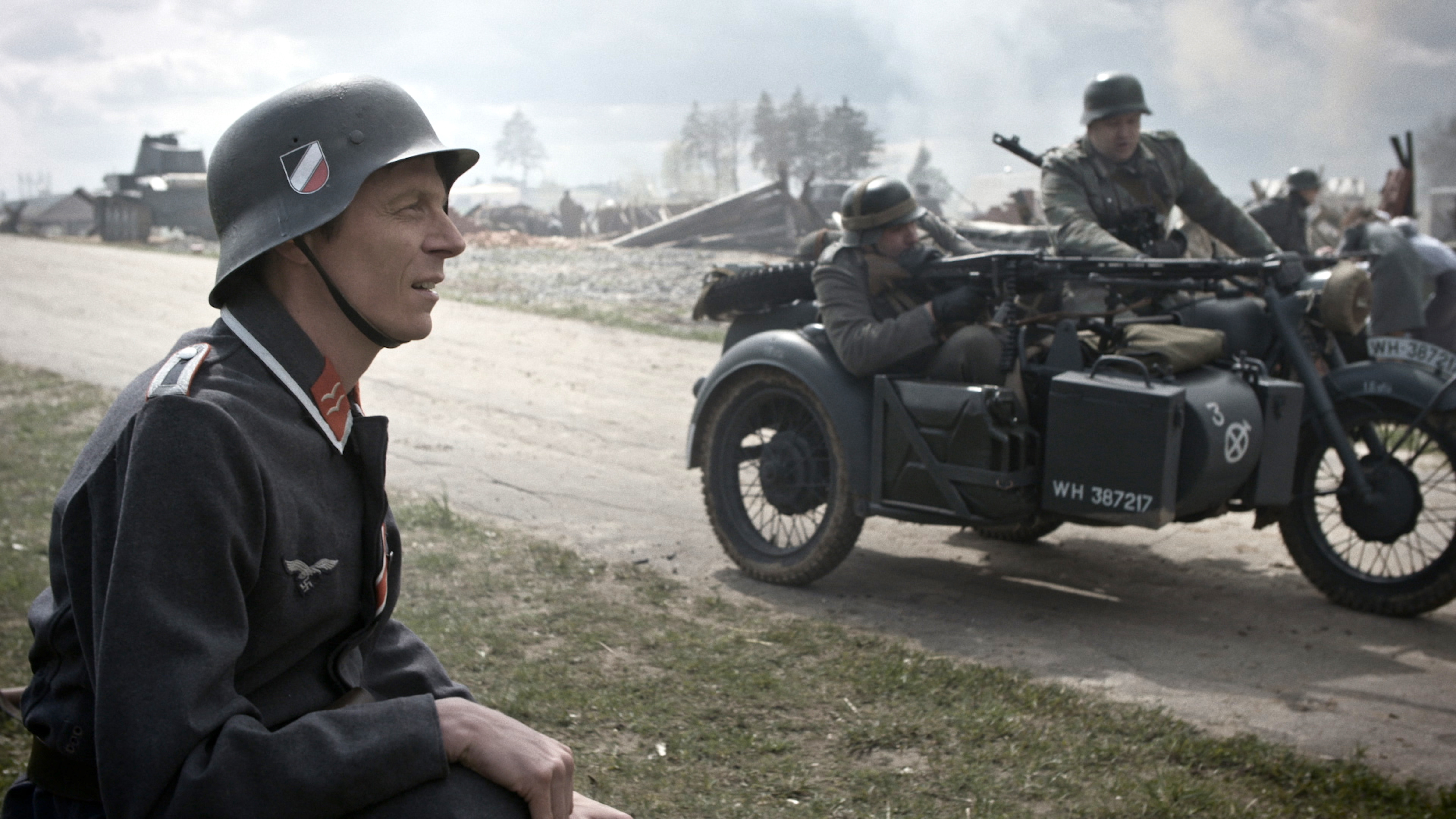 Einblick ins kollektive Gedächtnis: Auf seinem Trip durch Belarus nimmt Regisseur Sebastian Heinzel an einer inszenierten Schlacht des Zweiten Weltkriegs teil.