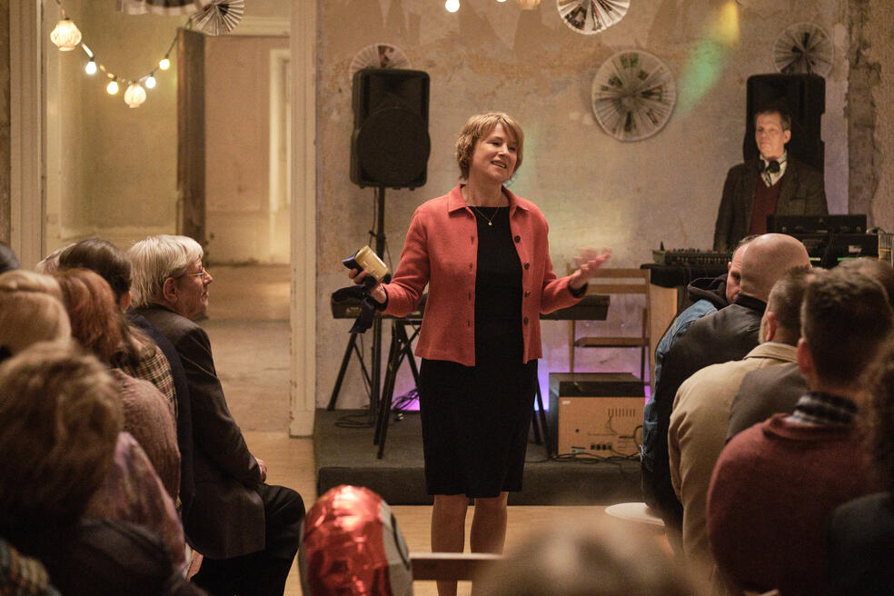 Beeindruckend: Gudrun (Corinna Harfouch) erlebt auf ihrem Fest eine böse Überraschung.