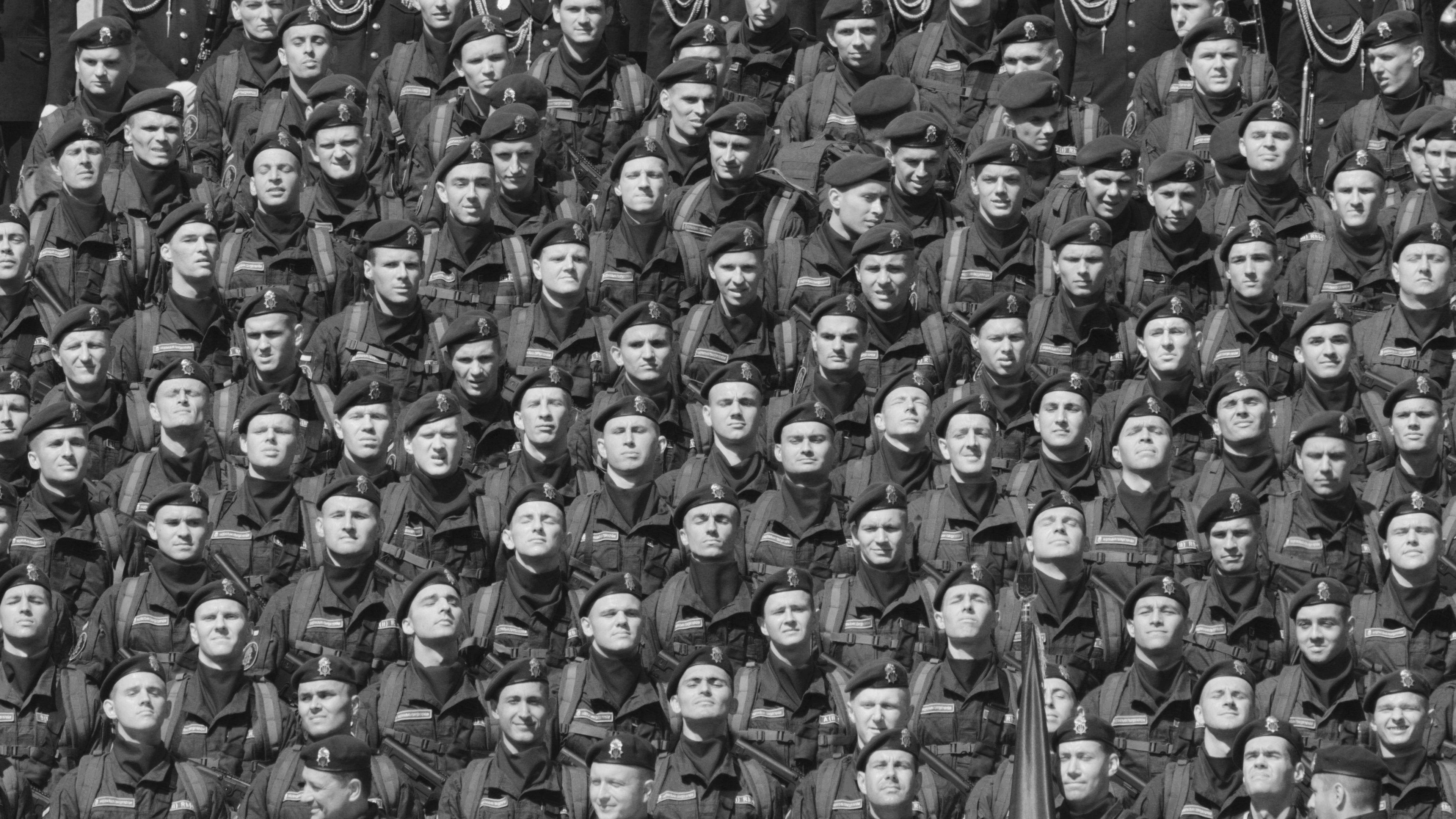 Soldaten während einer Parade: Auch solche Bilder gehören zum ewigen Kreislauf von Zerstörung und Wiederaufbau.