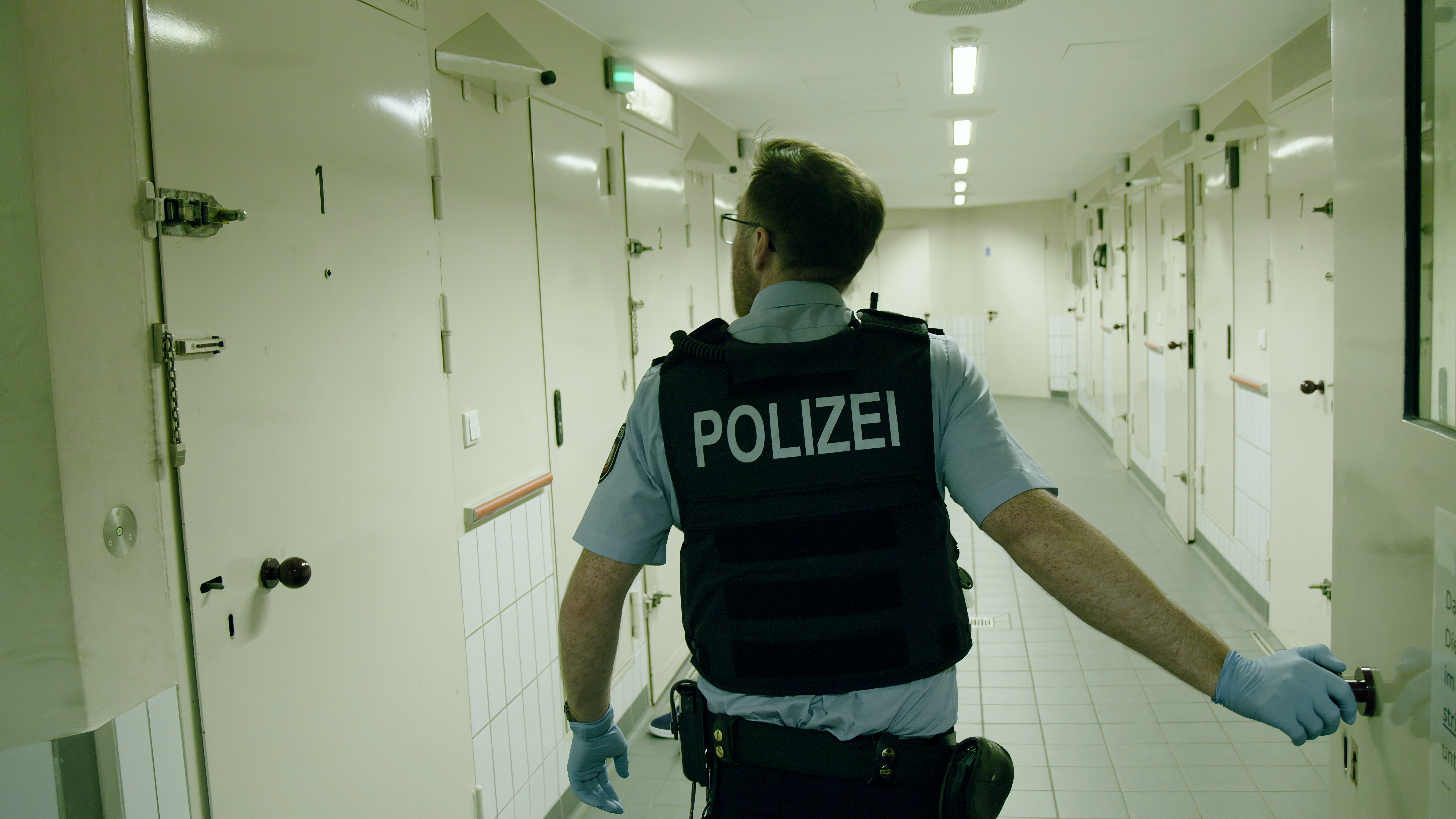 Seltene Einblicke: So mancher Einsatz füllt die Gewahrsamszellen der Münsteraner Polizeiwache.
