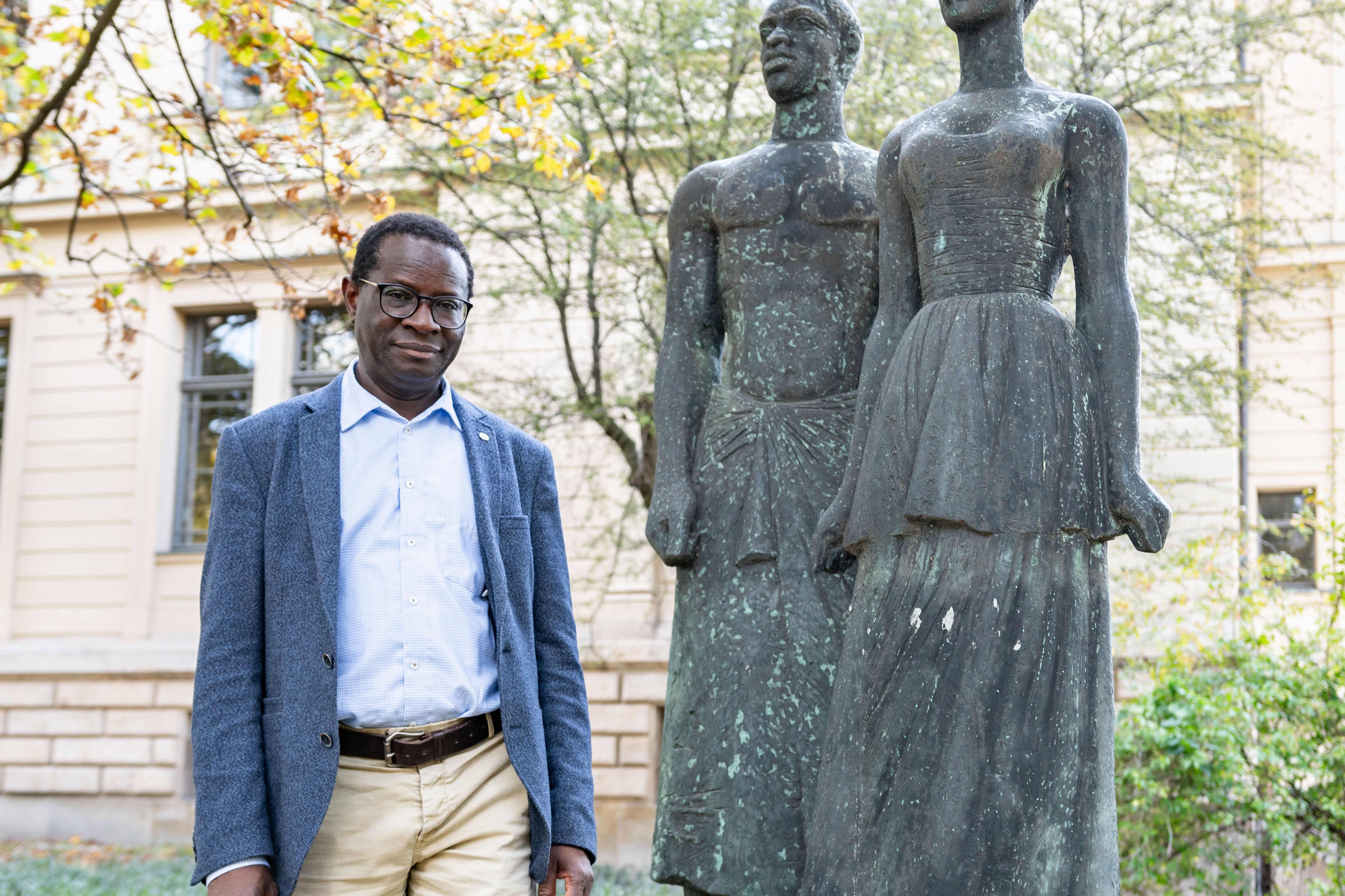 Schwarze Menschen und ihre Geschichte in Erinnerung behalten: Karamba Diaby am Denkmal „Freies Afrika“ für Anton Wilhelm Amo in Halle/Saale.