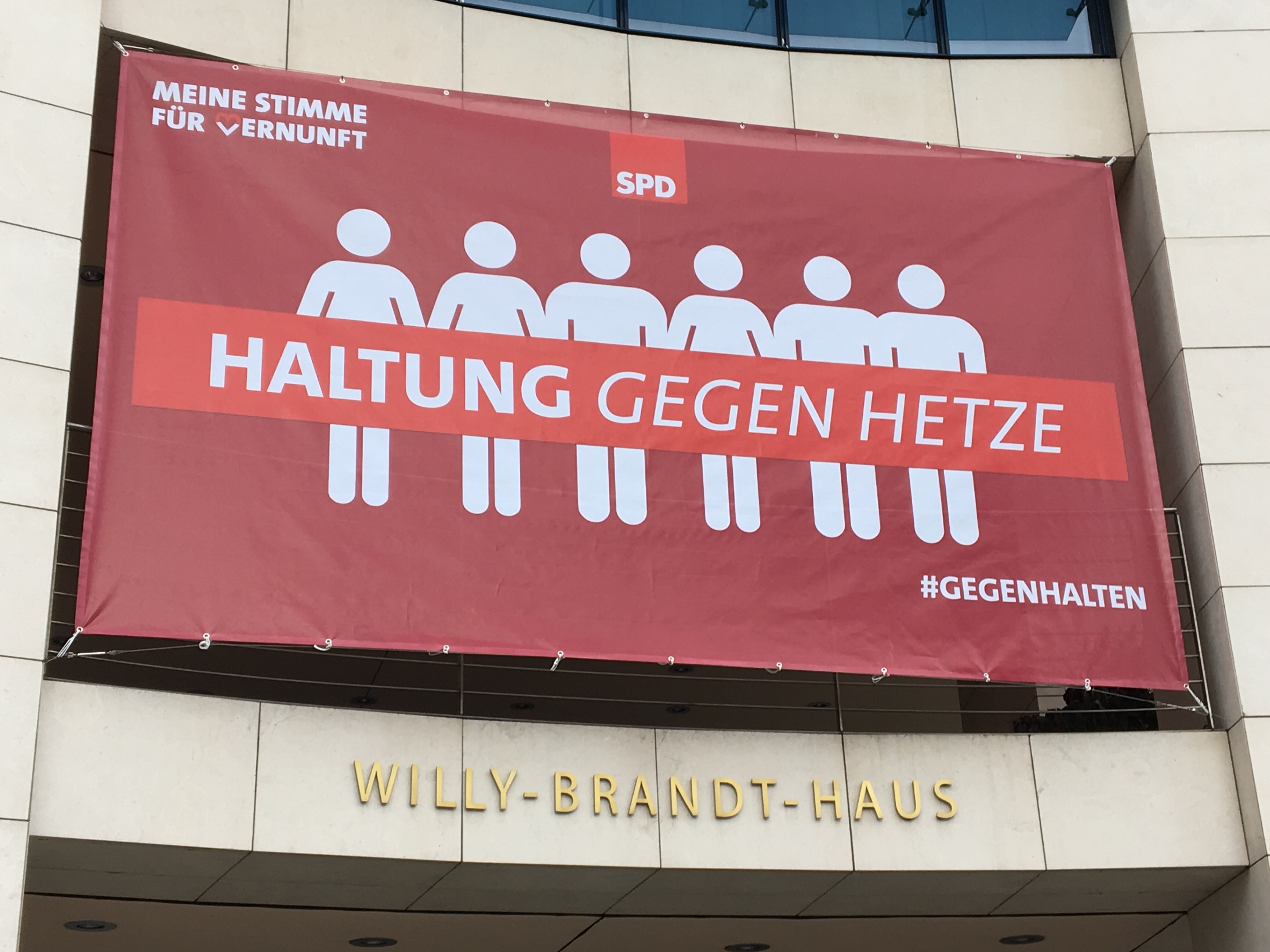Haltung zeigen gegen Hass und Hetze fordert die SPD hier auf einem Plakat vor dem Willy-Brandt-Haus in Berlin.
