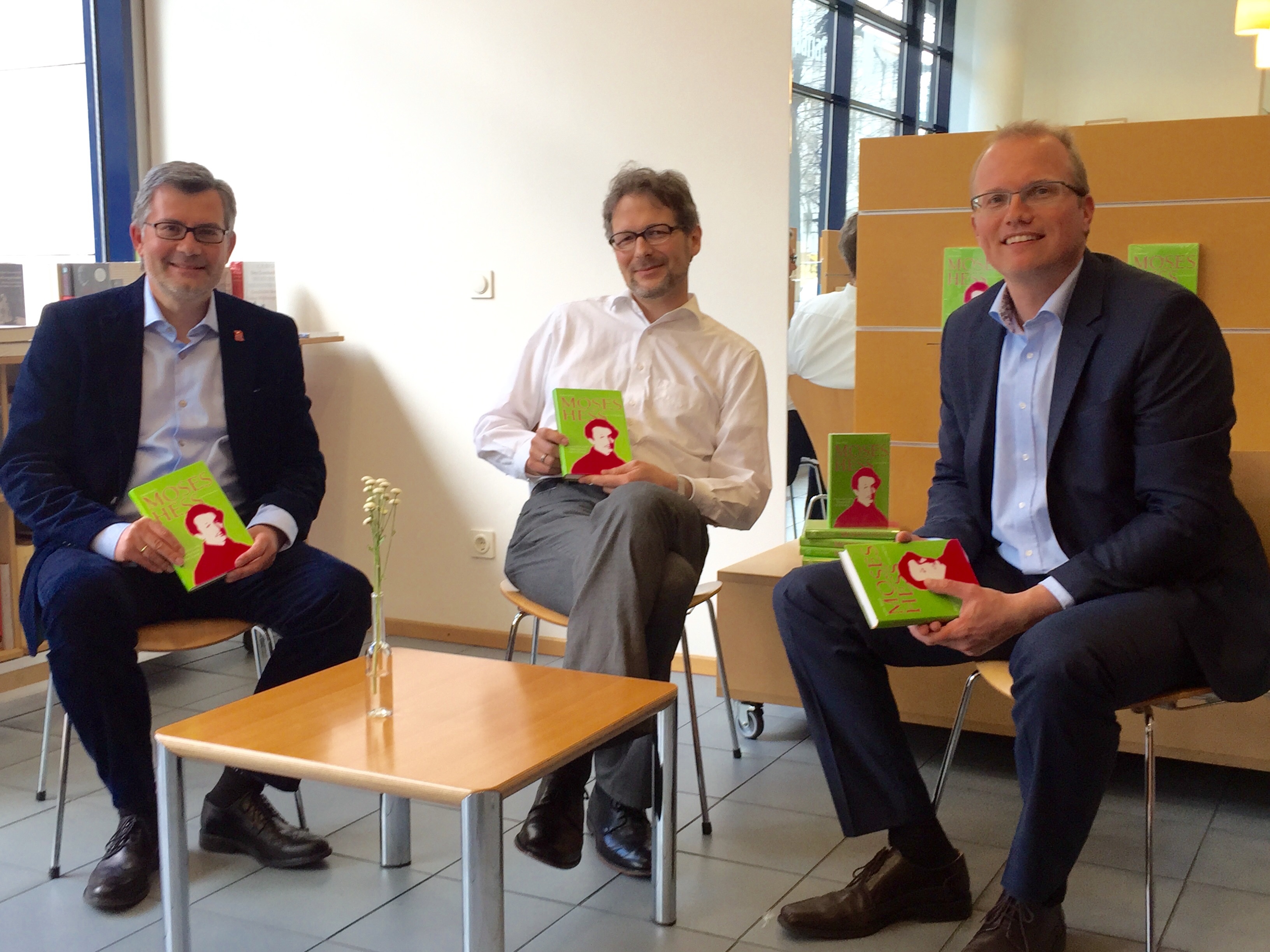 Dietmar Nietan, Volker Weiß und Jochen Ott (v. l.) stellen die neue Biographie über Moses Hess vor.