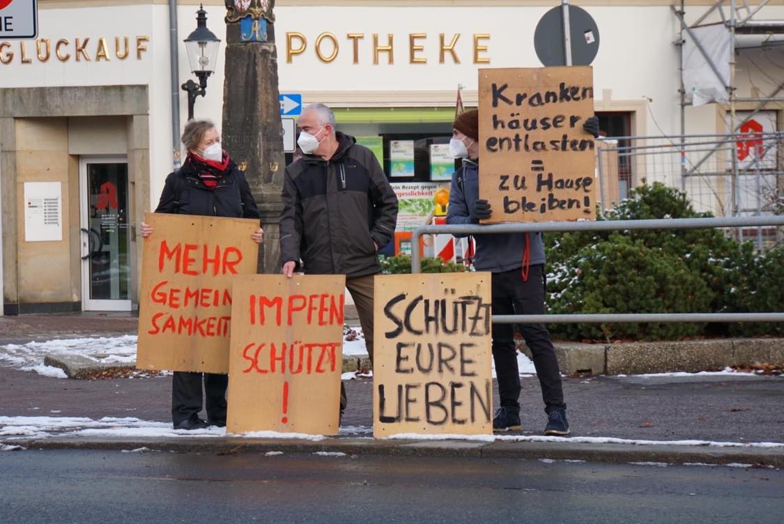 Gegendemo zu den Montagsspaziergängen in Freiberg: „Niemand von ihnen möchte, dass Menschen sterben.“