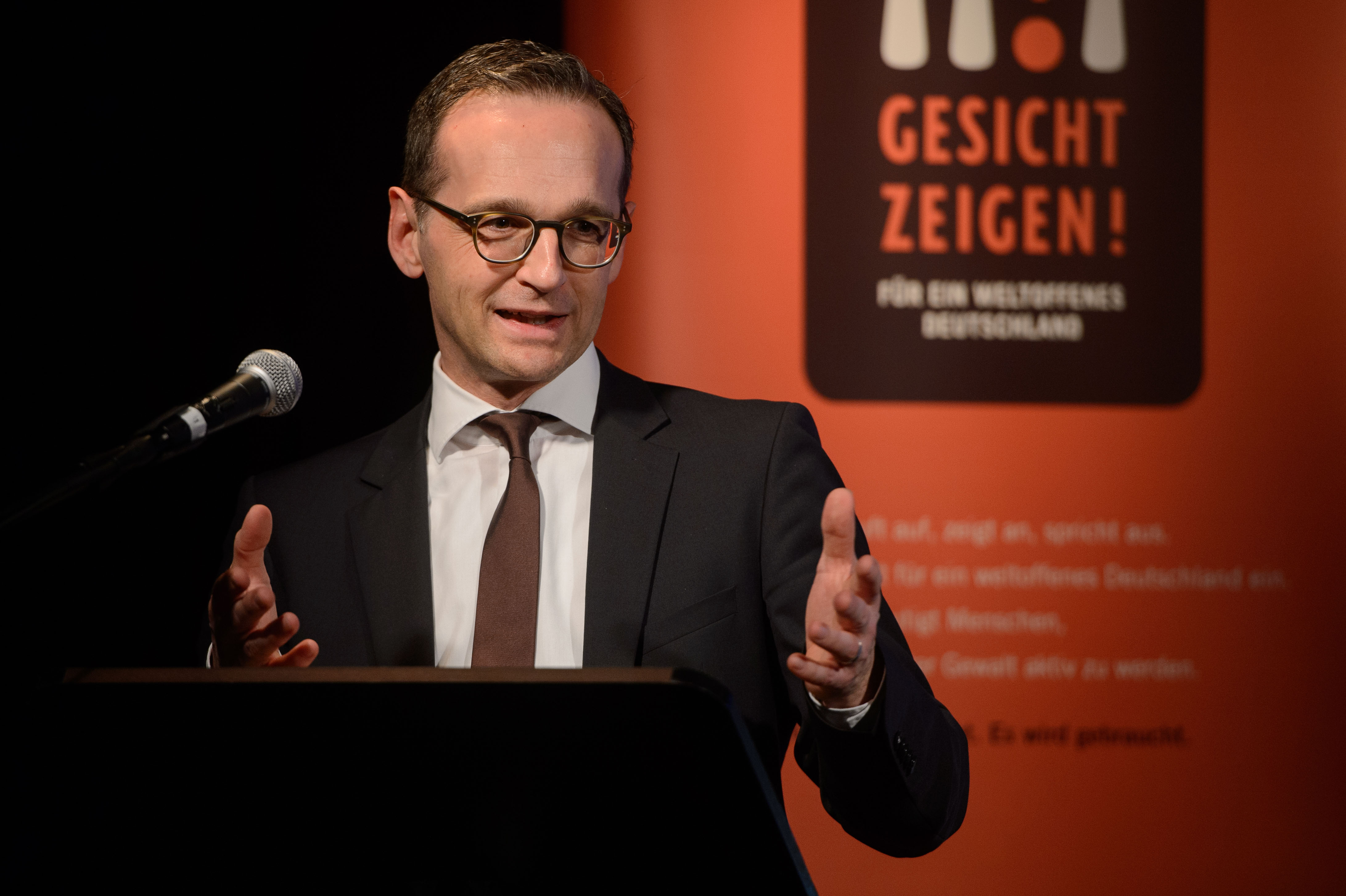 Justizminister Heiko Maas unterstützt das Gesicht zeigen-Projekt „Störungsmelder on tour“ nicht nur finanziell, sondern auch mit eigenem Einsatz: „Wir wollen junge Menschen ermutigen Gesicht zu zeigen.“