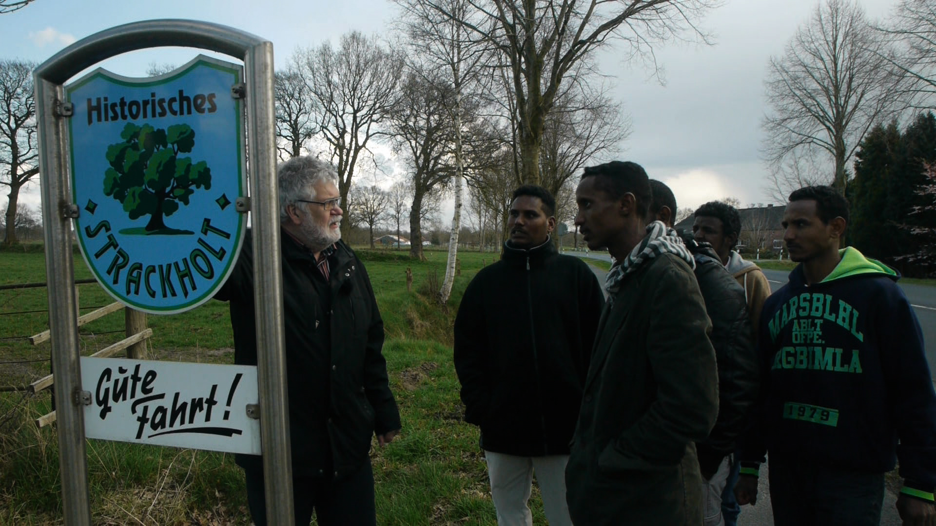 Film "Gestrandet": Ein Ex-Lehrer mit seinen neuen Schützlingen, Flüchtlingen aus Ostafrika
