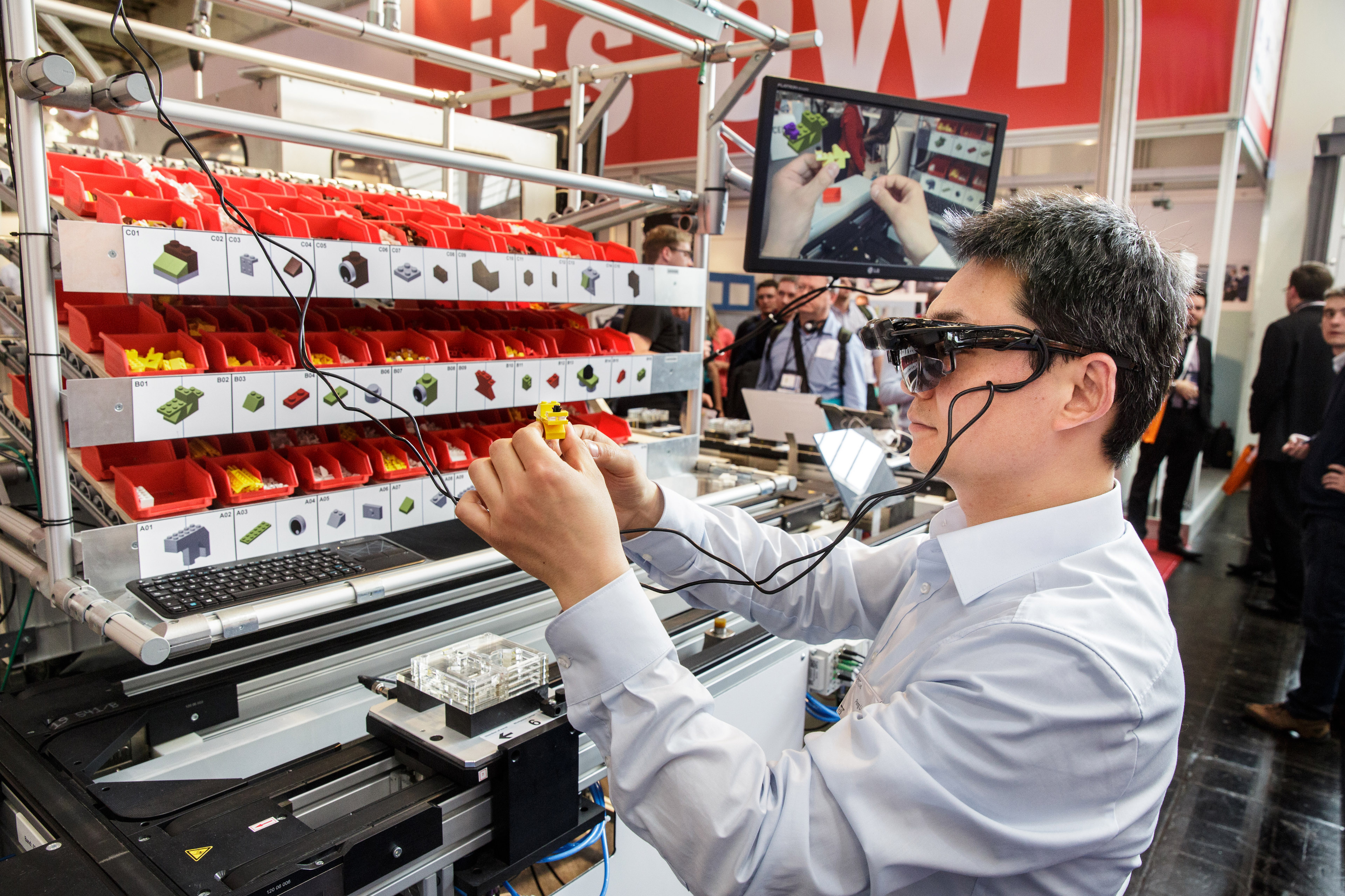 "Intellegentes Assistenzsystem": Die Datenbrille gibt dem Beschäftigten Anweisungen, welche Handlungen er als nächstes auszuführen hat.Handarbeitsplatz