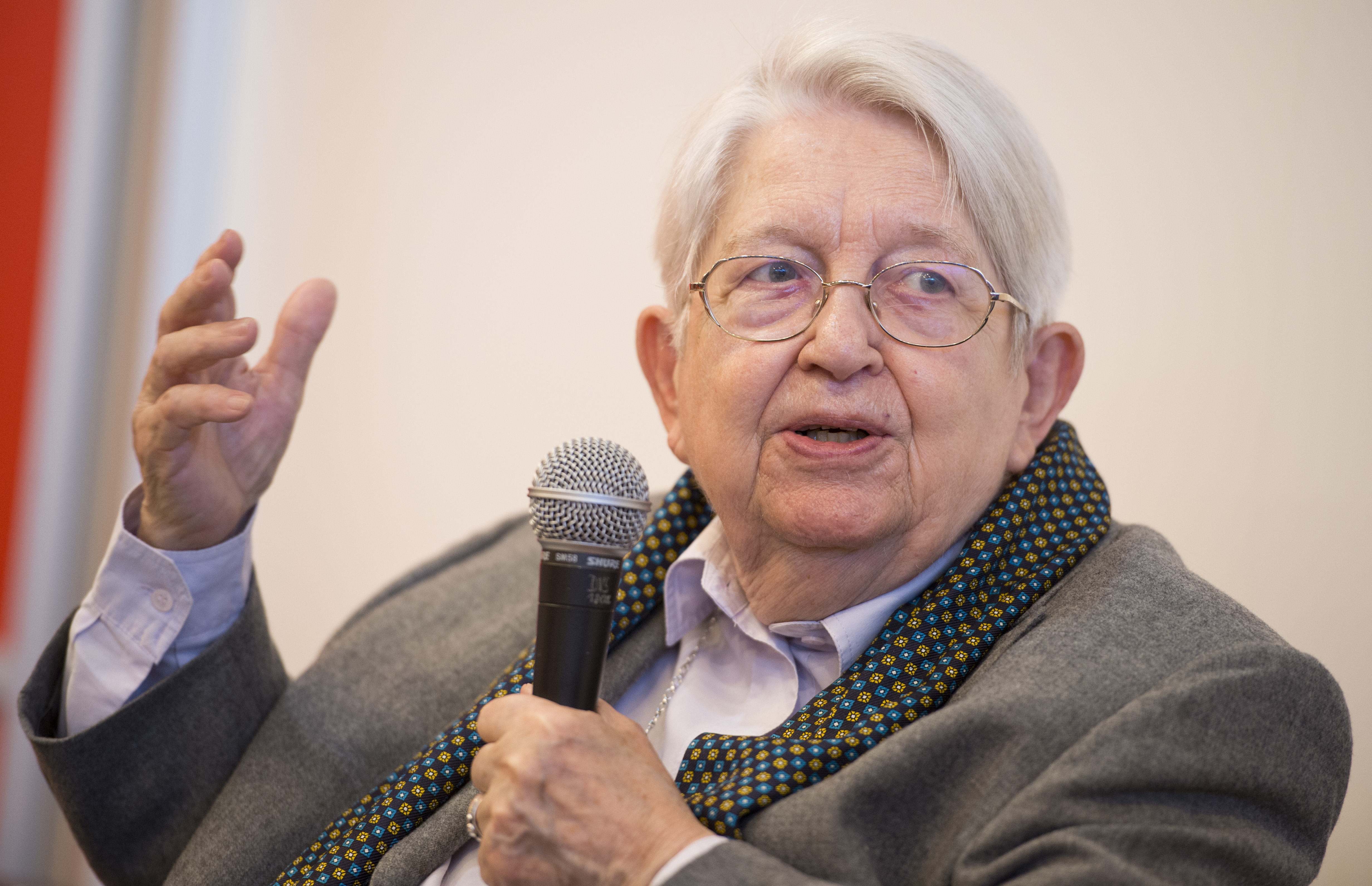Mit ihrer Erfahrung und ihrem umfangreichen Wissen wurden die Arbeiterbewegung und die großen sozialen und ideologischen Auseinandersetzungen des 20. Jahrhunderts lebendig. Im Alter von 87 Jahren ist Helga Grebing gestorben.
